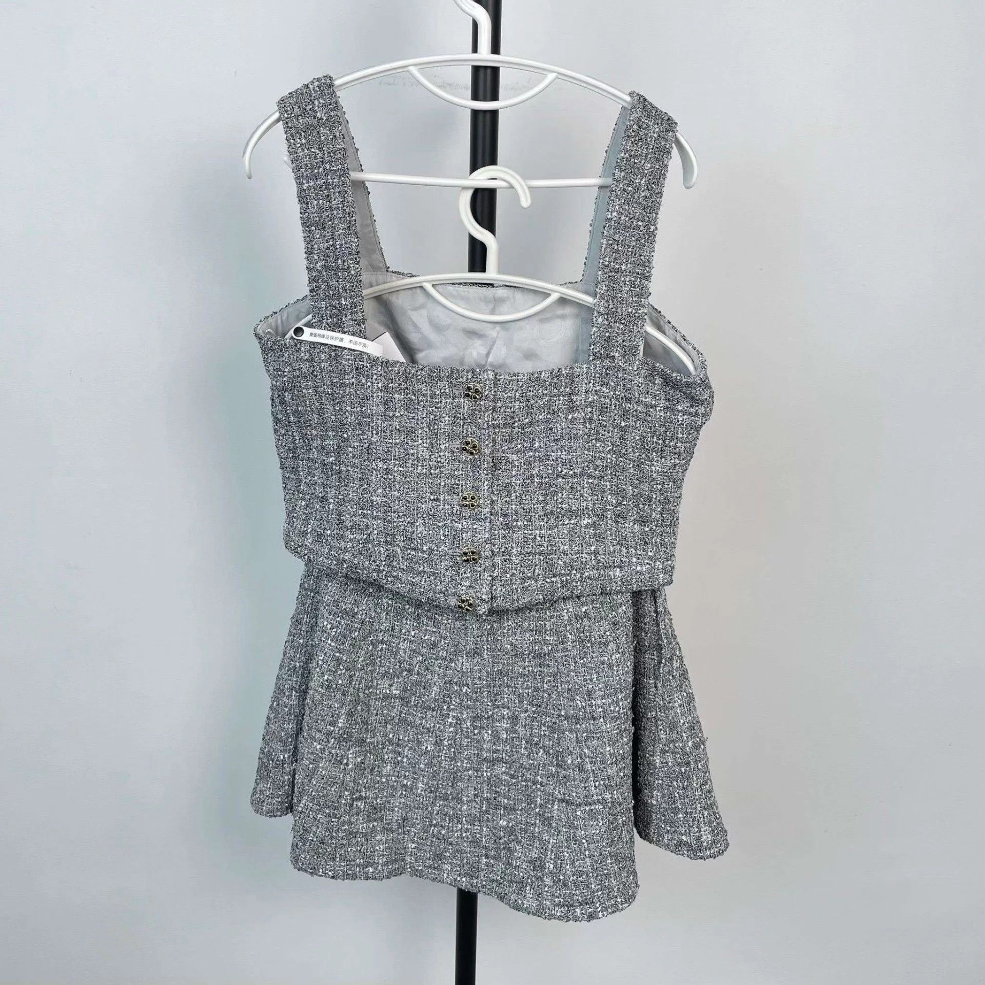 Chanel Chanel Gray Tweed Suit 40 24P Size M / US 6-8 / IT 42-44 - 1 Thumbnail