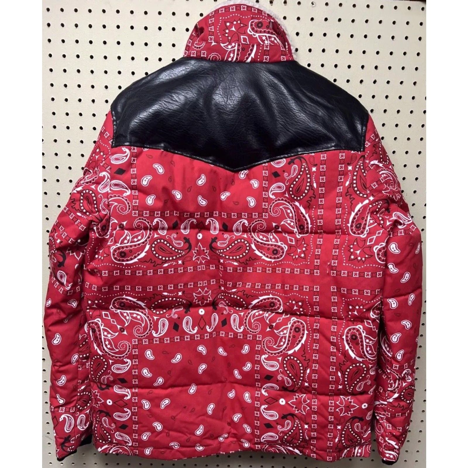 Levi's Levi's Puffer Jacket Men Western Paisley Red Bandana Sherpa Collar Size M Size US M / EU 48-50 / 2 - 2 Thumbnail