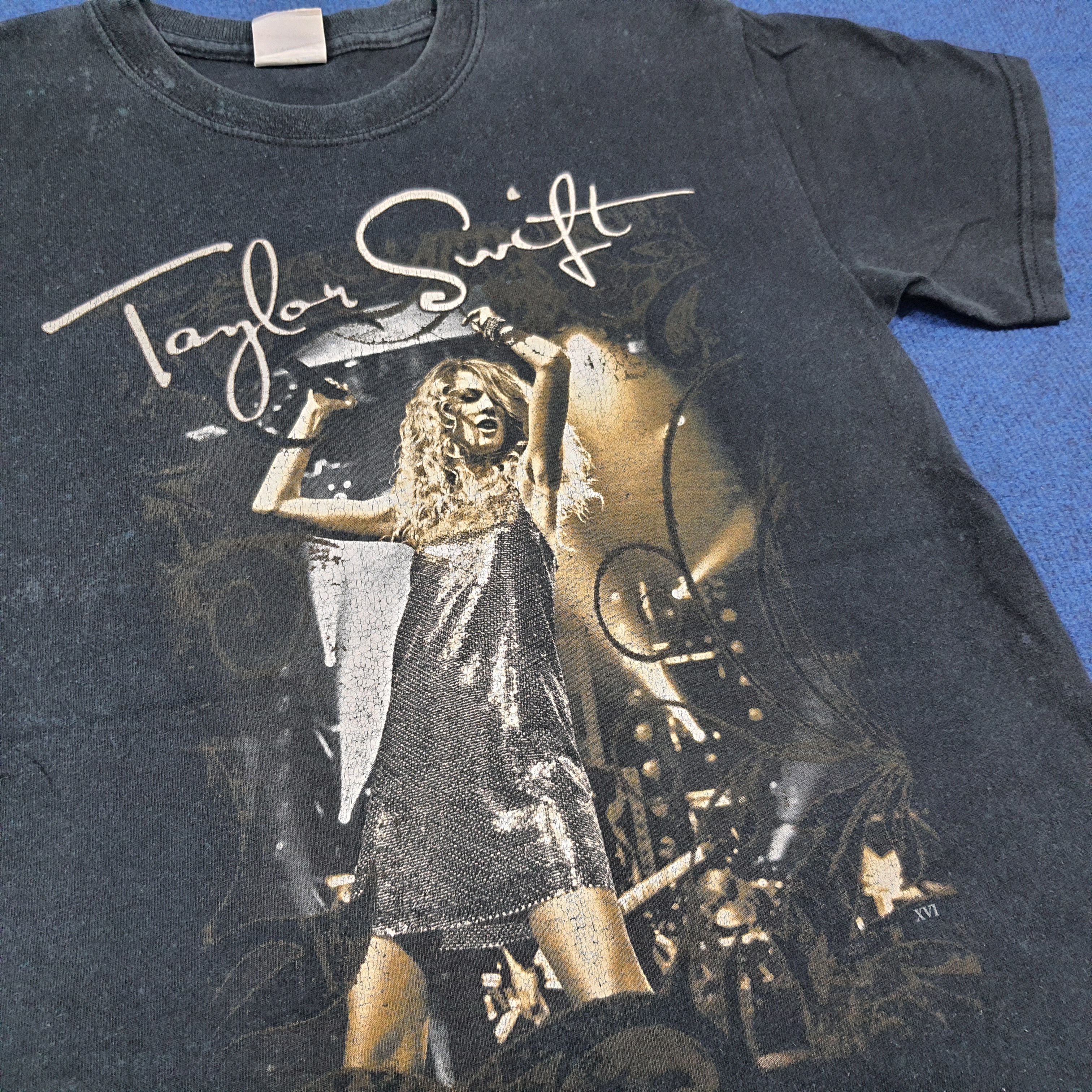 Vintage Vintage Taylor Swift World Tour Tshirt C285N66 Size US S / EU 44-46 / 1 - 2 Thumbnail
