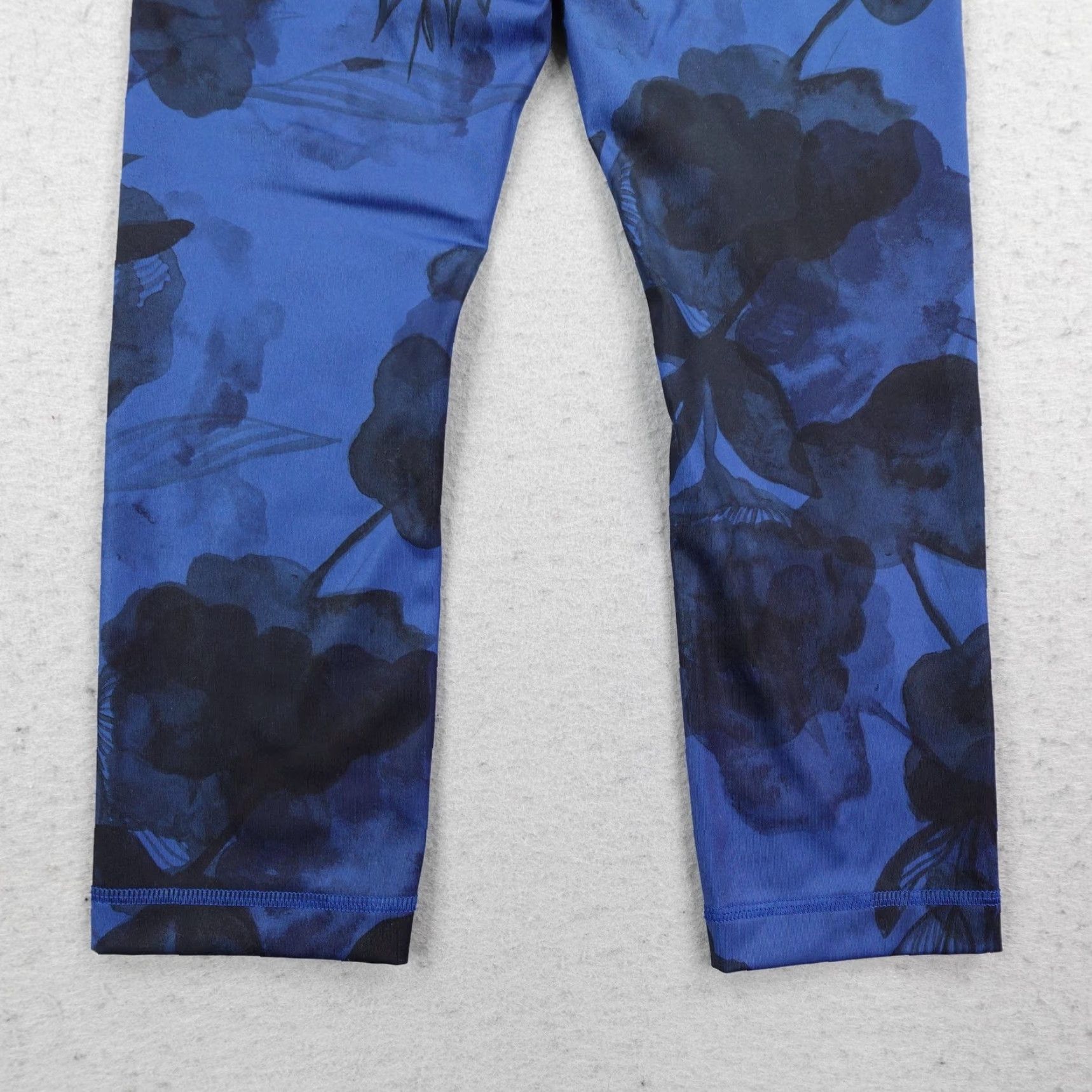 Lululemon Lululemon Leggings Womens 2 Blue Jumbo Inky Floral Wunder Under Crop II Yoga Size 26" / US 2 / IT 38 - 6 Thumbnail