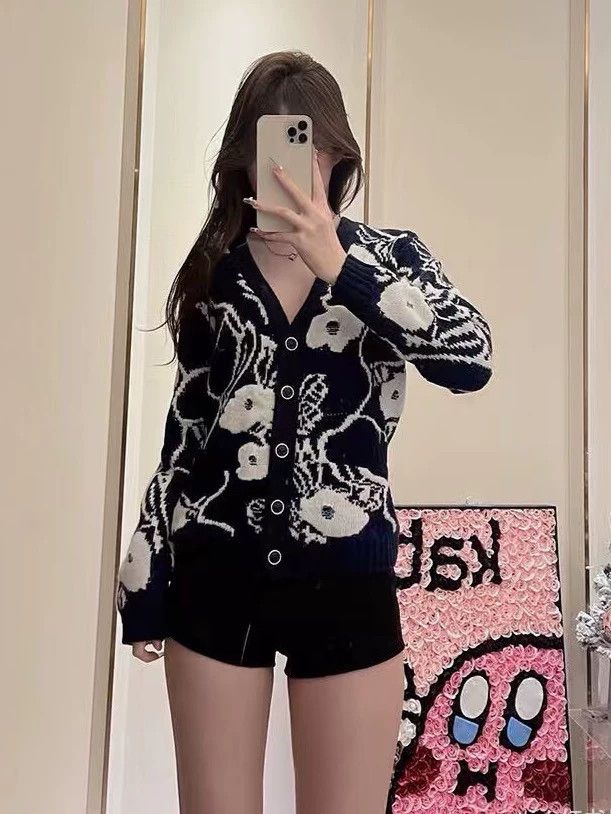 Chanel Chanel Color-matched camellia pattern V-neck long-sleeved Size XS / US 0-2 / IT 36-38 - 2 Thumbnail
