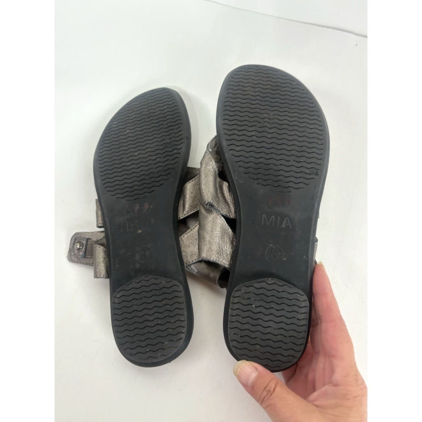 Vintage MIA Silver Leather Thong Flats Women Size 8M City, Casual, Party, Workwear Size US 8 / IT 38 - 7 Thumbnail