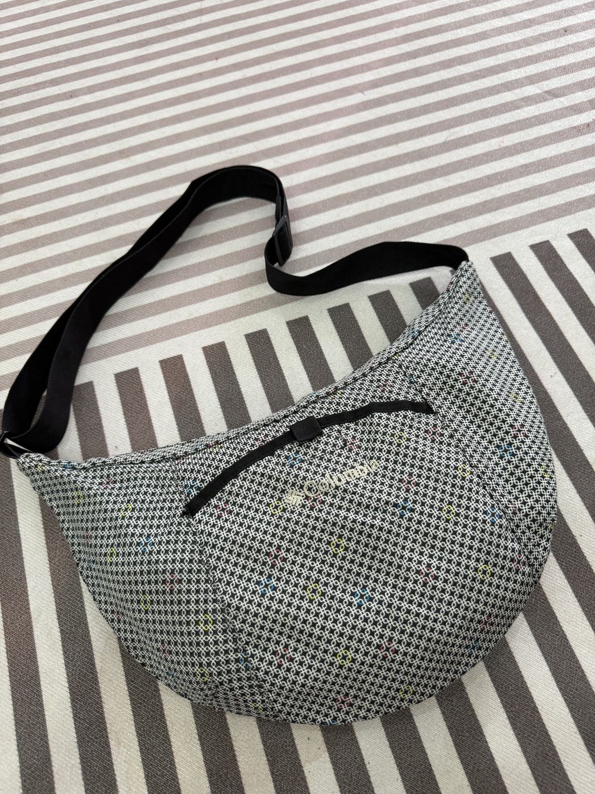 Columbia 🔥🔥🔥ARCHIVE COLUMBIA SLING BAG Size ONE SIZE - 2 Thumbnail