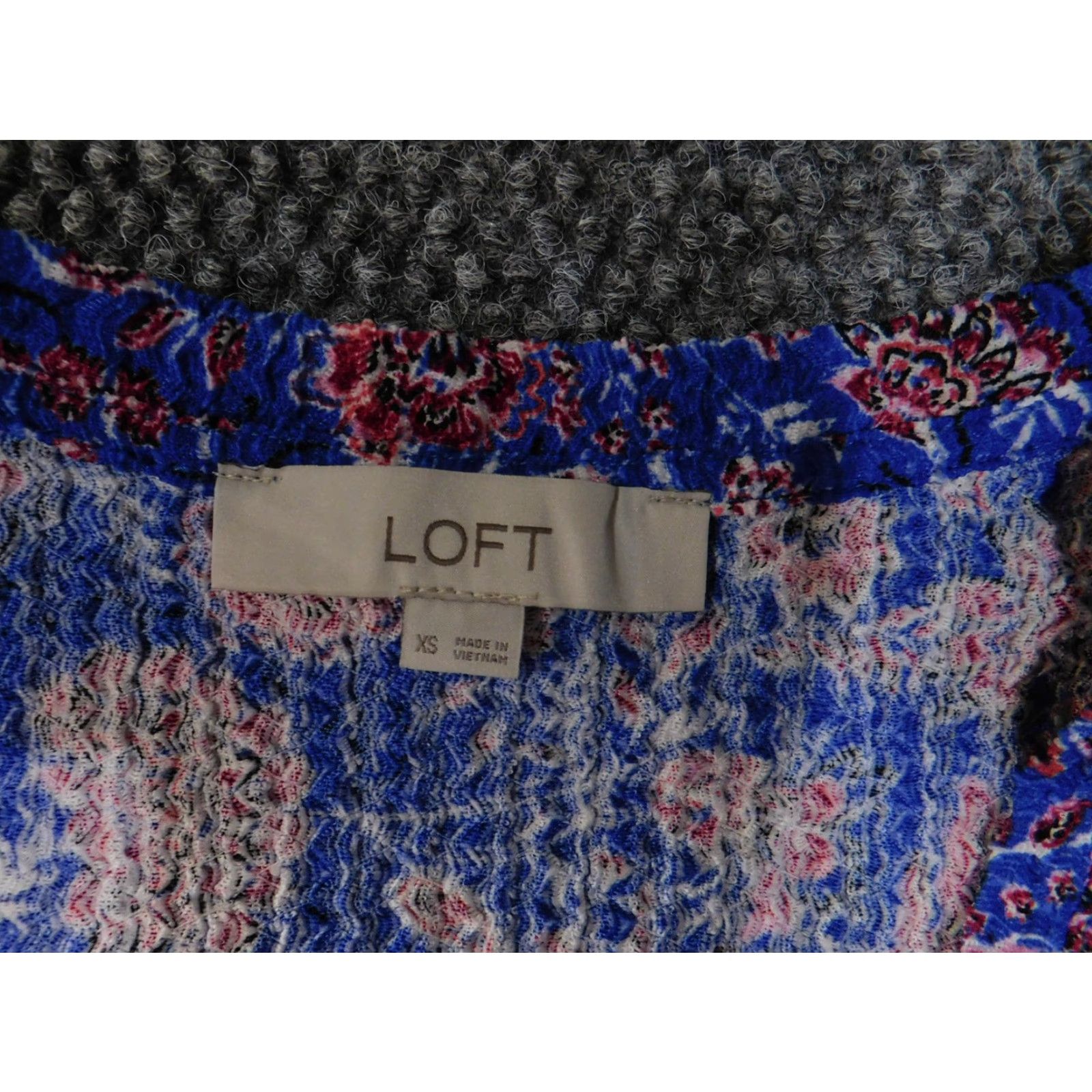 Loft VINTAGE LOFT Top Womens XS Blue Pink Floral Long Sleeve Ruched Blouse Stretch Boho Size XS / US 0-2 / IT 36-38 - 6 Thumbnail