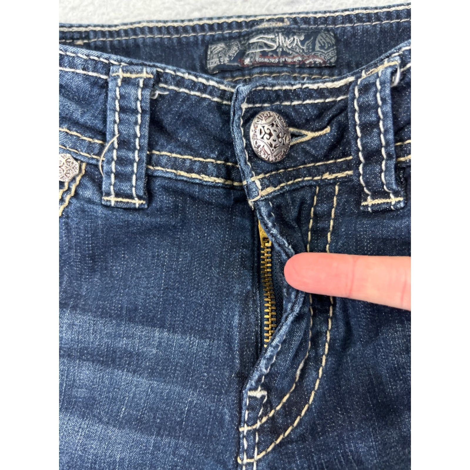 Silver Jeans Co. Silver Jeans Suki Capri Jeans Womens 26 Blue Denim Cotton Blend Embellished Embroidered Logo 5-Pocket Regular Stretch Size 26" / US 2 / IT 38 - 7 Thumbnail