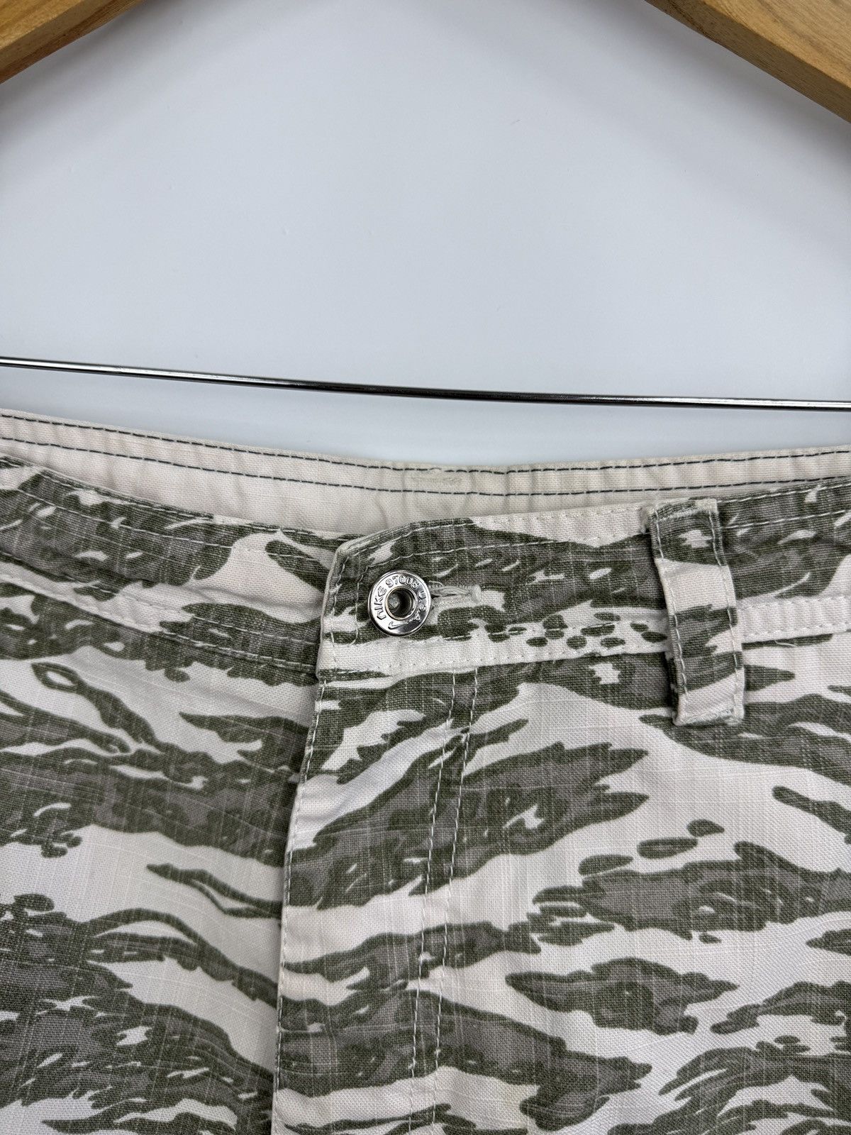 Nike 🇧🇷 Vintage Y2K Nike R10 Ronaldinho 10 Camo Cargo Shorts Retro Size US 32 / EU 48 - 5 Thumbnail