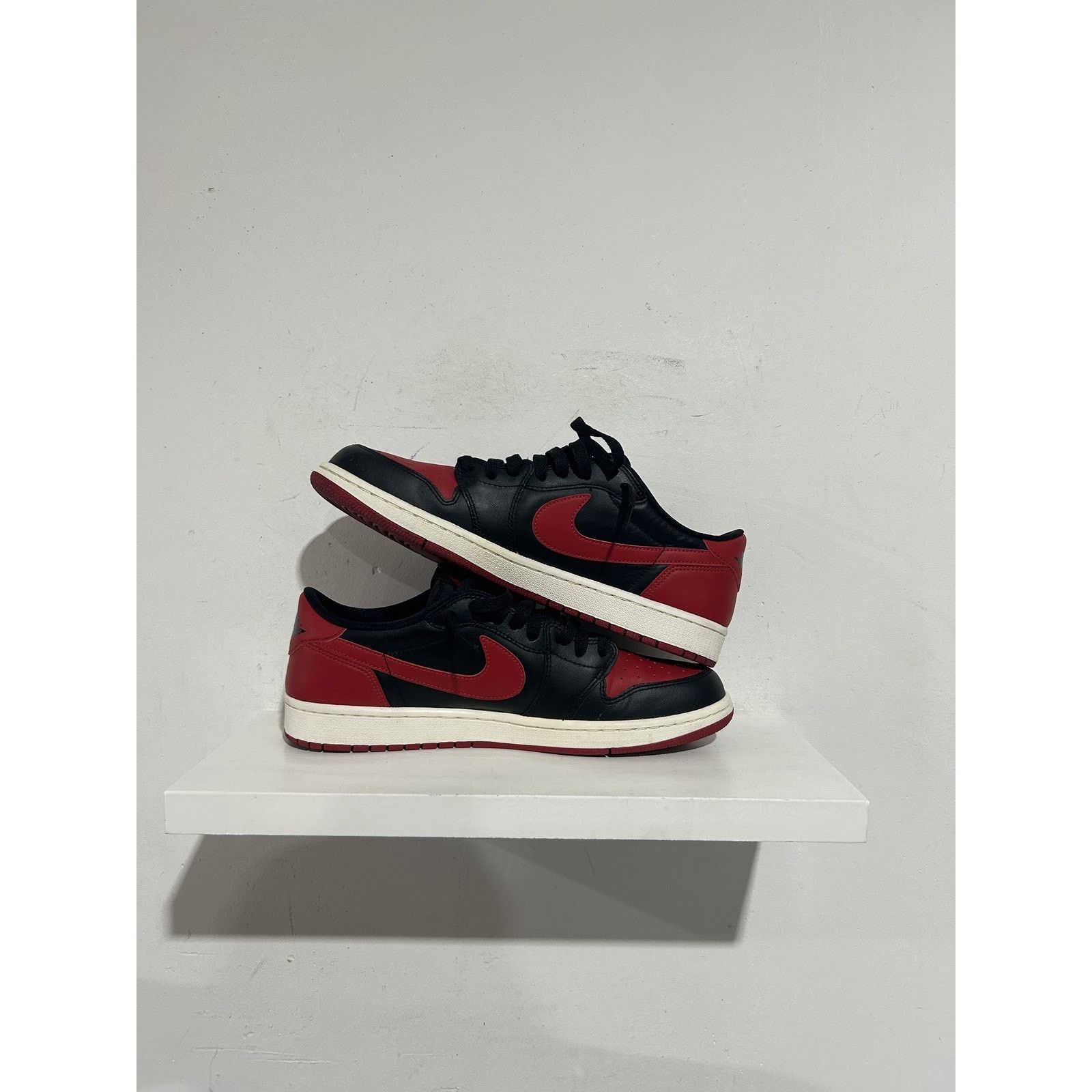 Nike JORDAN 1 RETRO LOW BRED 2015 SIZE 11.5 PREOWNED Size US 11.5 / EU 44-45 - 2 Thumbnail