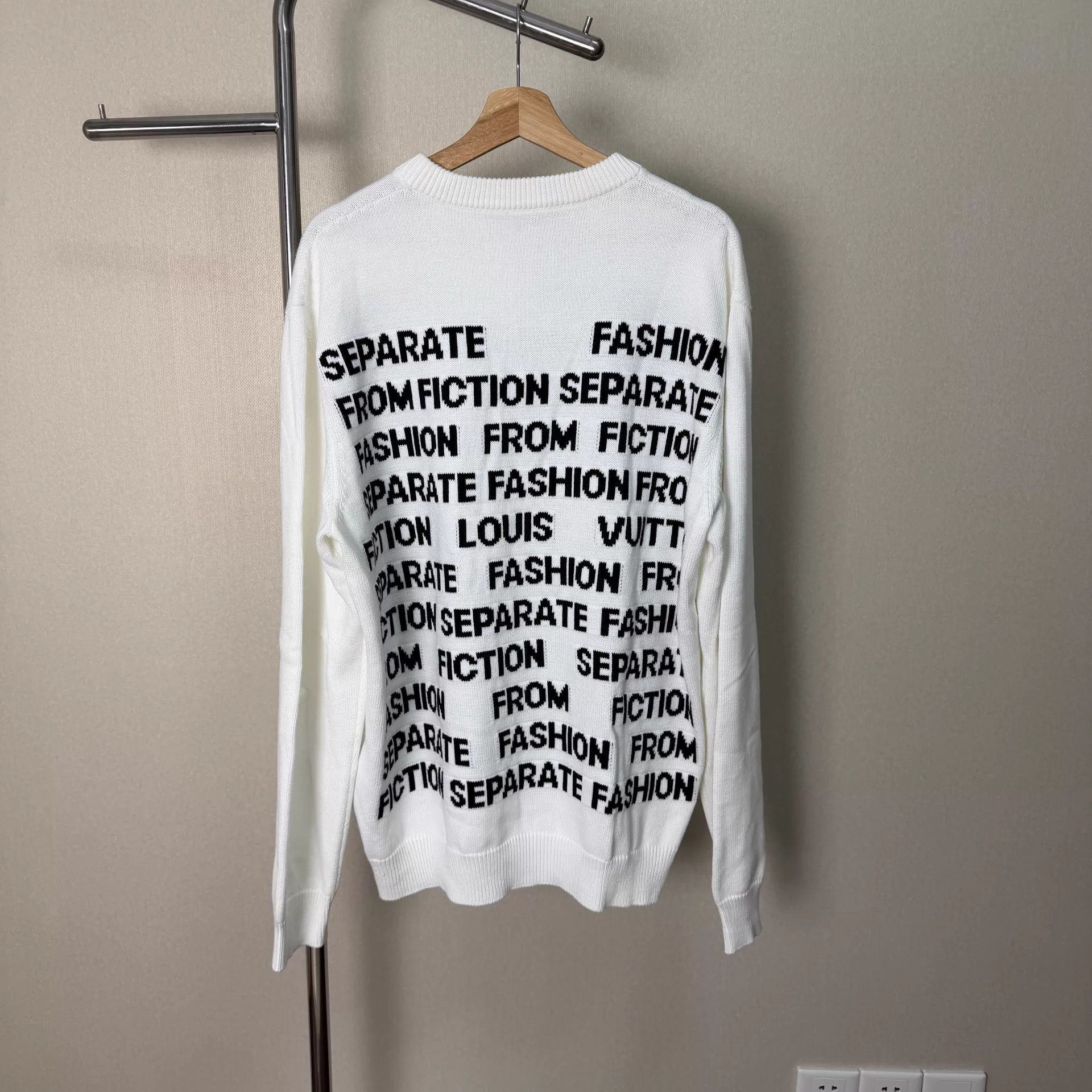 Louis Vuitton LOUIS VUITTON Men's White Monogram Jacquard Pullover Size US XL / EU 56 / 4 - 2 Thumbnail