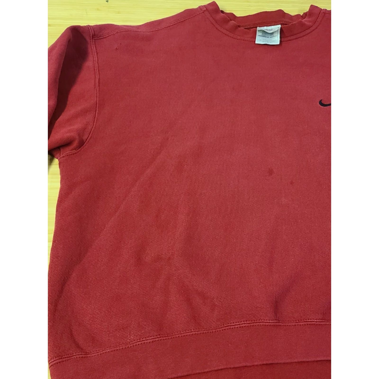 Nike VINTAGE Nike Red White USA XL Crewneck Sweater Distressed 1990s Hip Hop Mens Size US XL / EU 56 / 4 - 4 Thumbnail