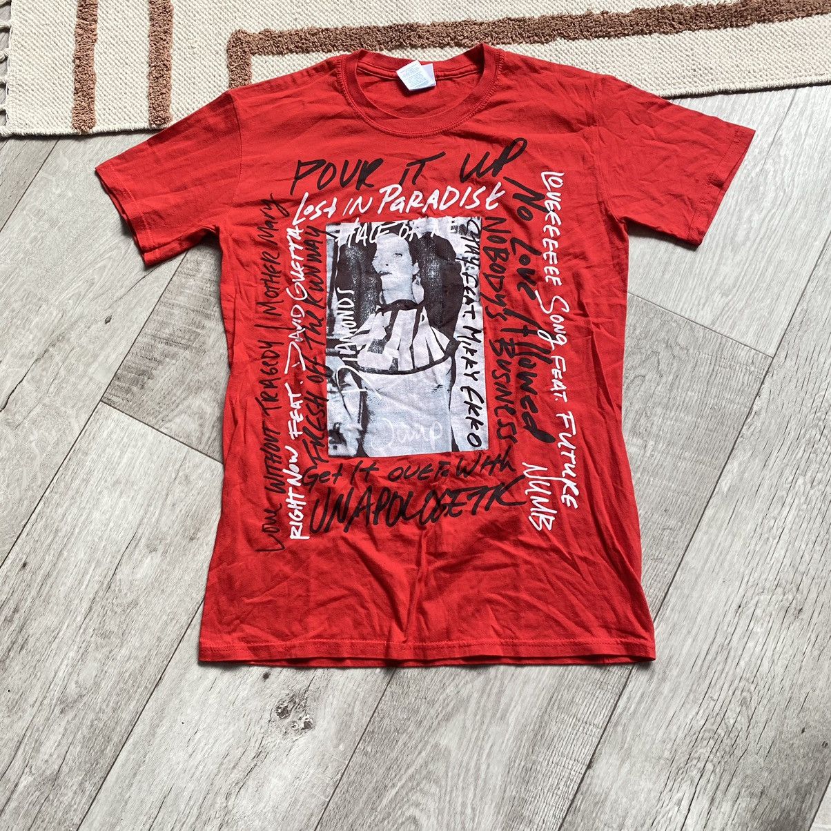 Band Tees RIHANNA Y2K TOUR LOST IN PARADISE DIAMONDS T SHIRT Size US S / EU 44-46 / 1 - 1 Thumbnail