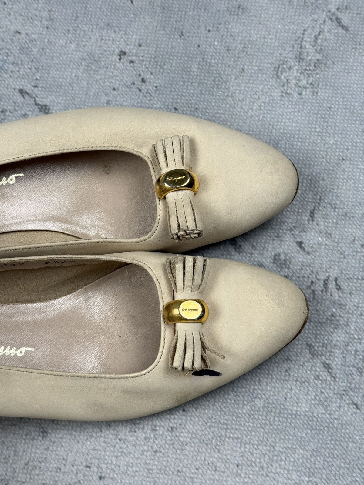 Salvatore Ferragamo Salvatore Ferragamo Vintag Cream Leather Pumps Gold Hardware Size US 8.5 / IT 38.5 - 9 Thumbnail