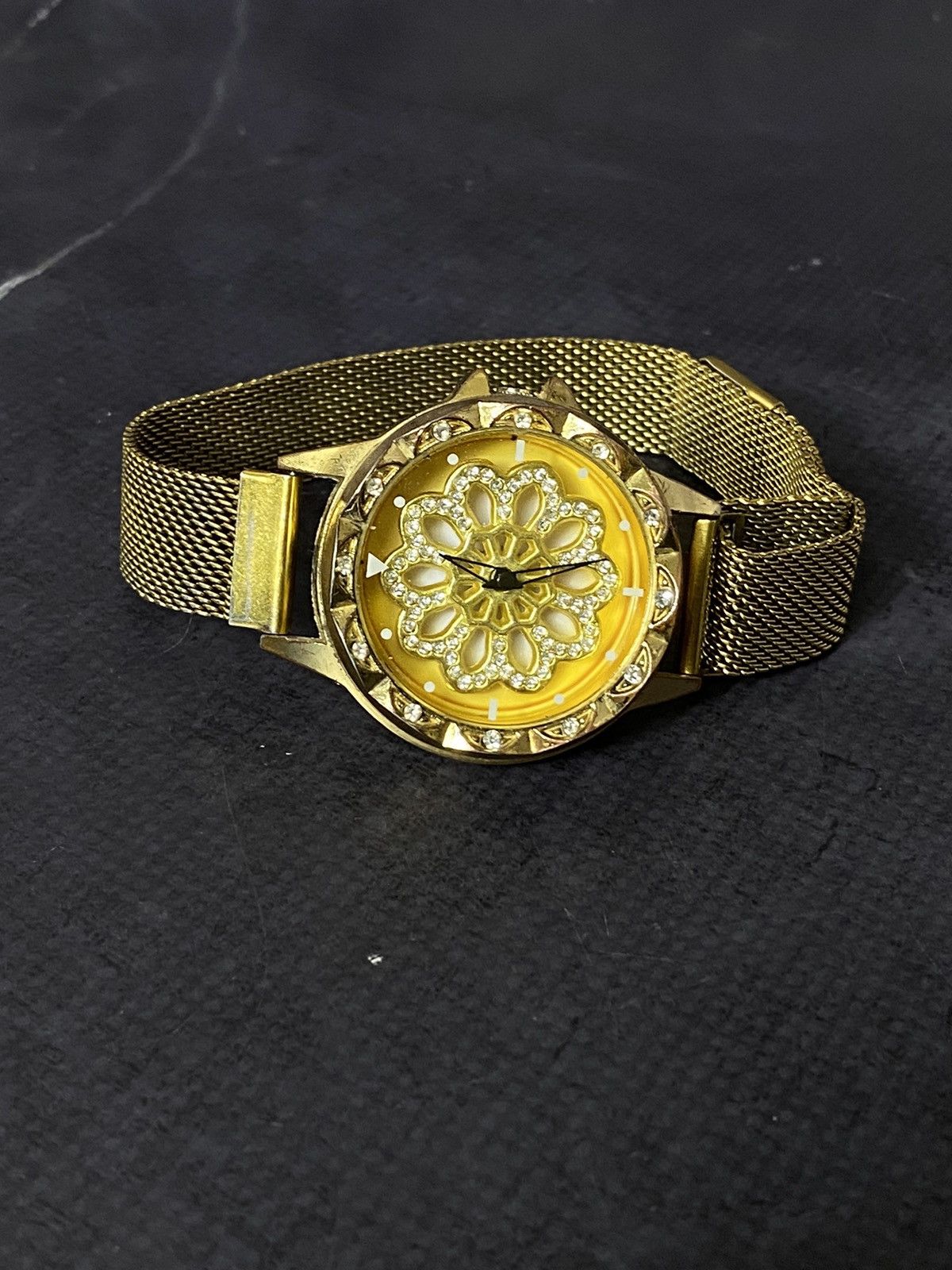 Japanese Brand Vintage Spinning Flower Dial Watch Size ONE SIZE - 1 Thumbnail