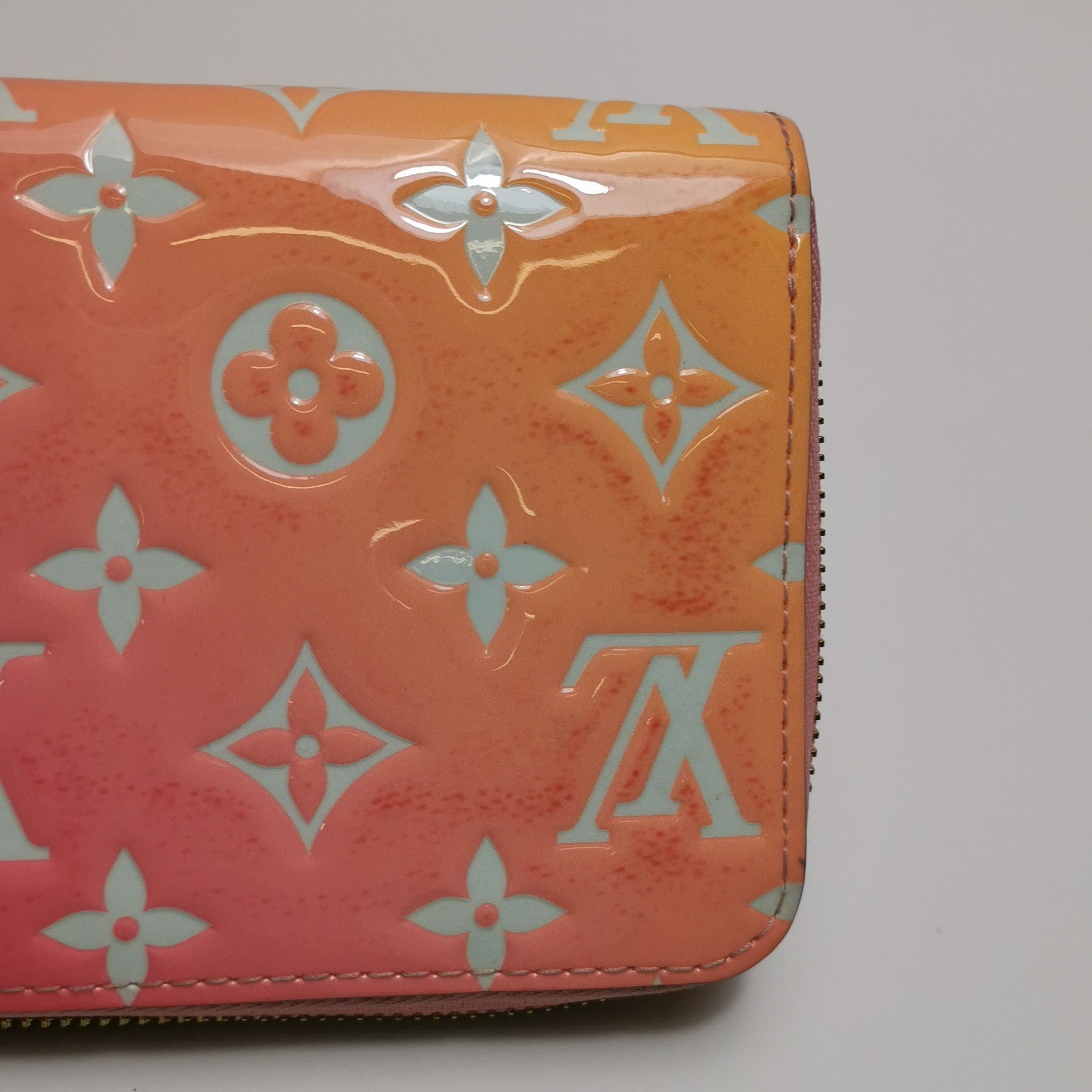 Louis Vuitton Louis Vuitton (LV) Zippy patent leather embossed monogram z Size ONE SIZE - 6 Thumbnail