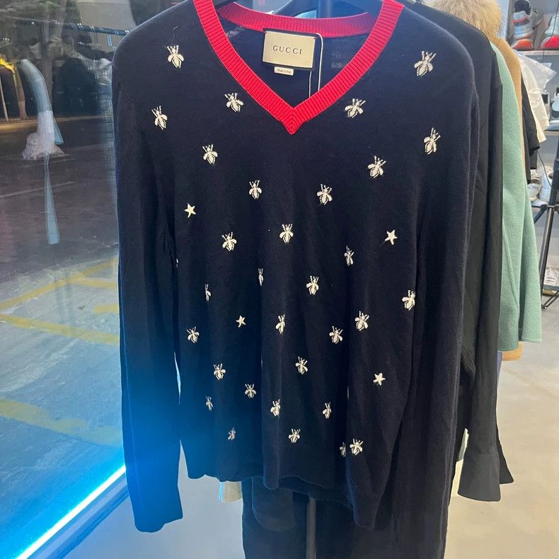 Gucci Bee Embroidered V-Neck Sweater - dmc
