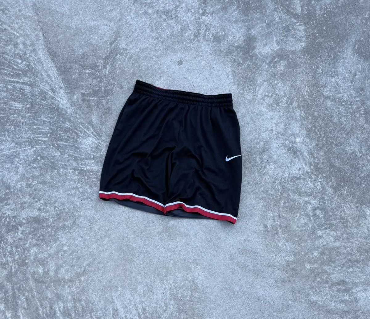 Nike Vintage Nike Y2K avantgarde streetwear shorts Size US 34 / EU 50 - 1 Thumbnail