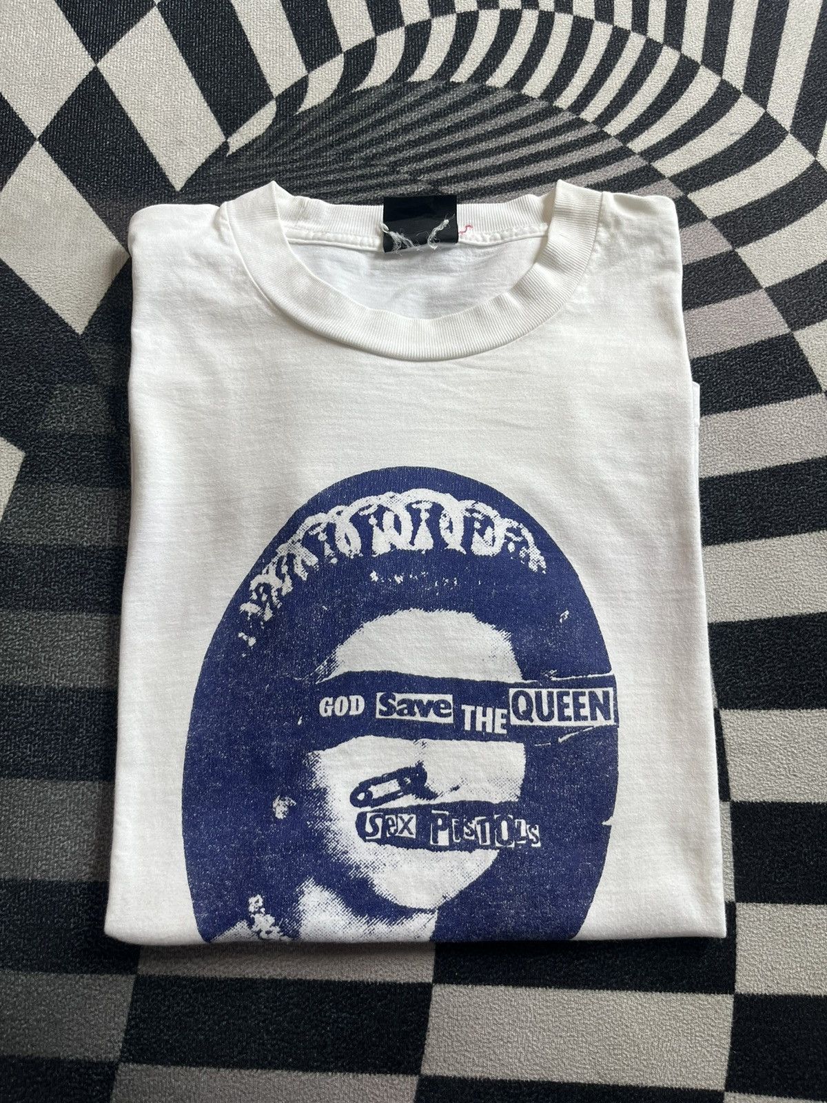 Band Tees Vintage Sex Pistols God Save The Queen 90’s Tshirt Size US M / EU 48-50 / 2 - 1 Thumbnail