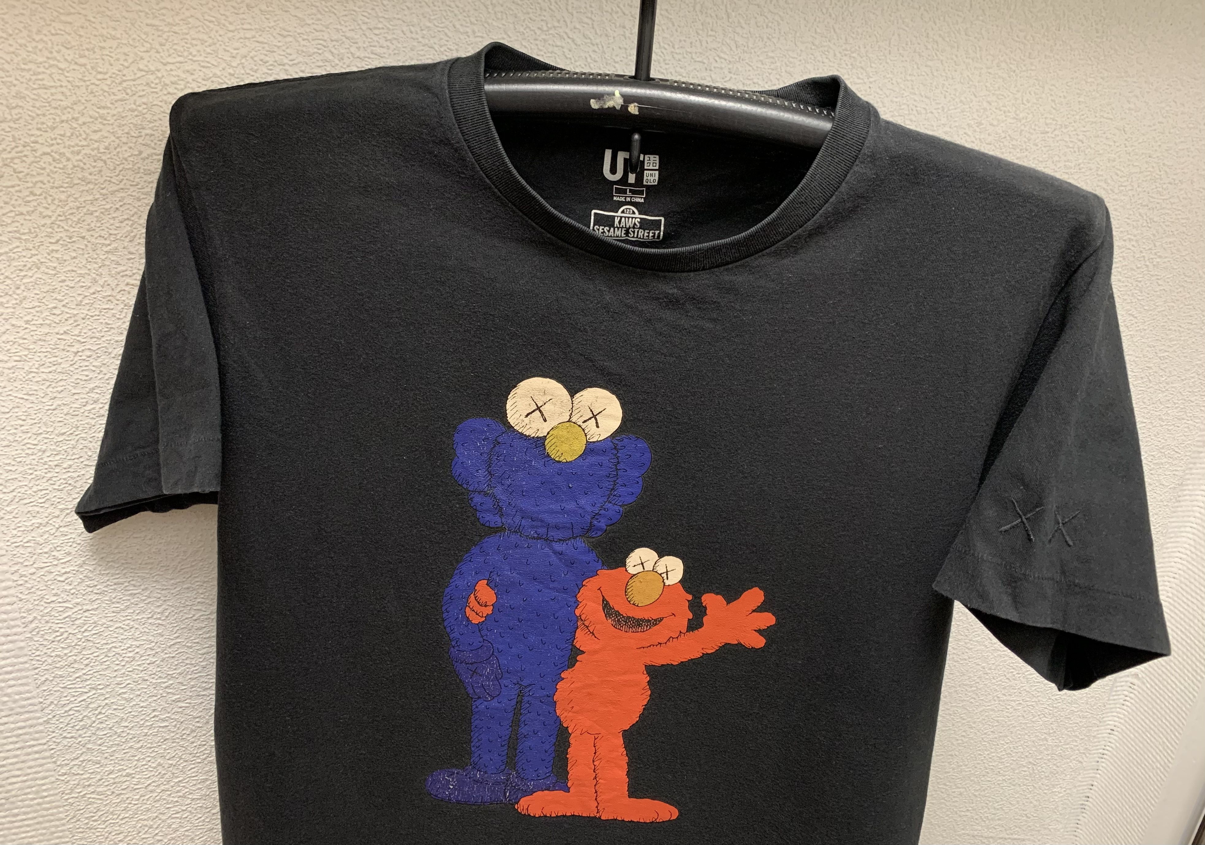Kaws × Uniqlo Uniqlo kaws Sesame Street big logo black t-shirt L sz Size US L / EU 52-54 / 3 - 2 Thumbnail