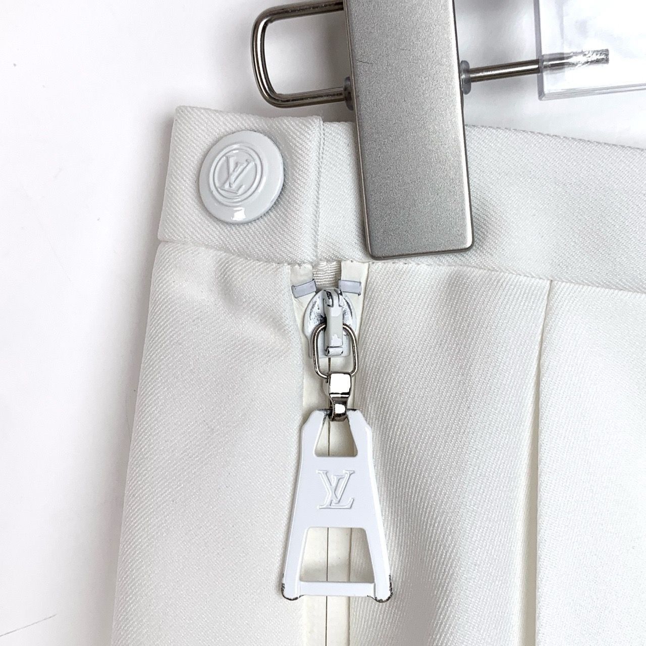 Louis Vuitton Louis Vuitton Lv 22' Logo Zippered Silk Blend White Pleated Size 26" / US 2 / IT 38 - 5 Thumbnail