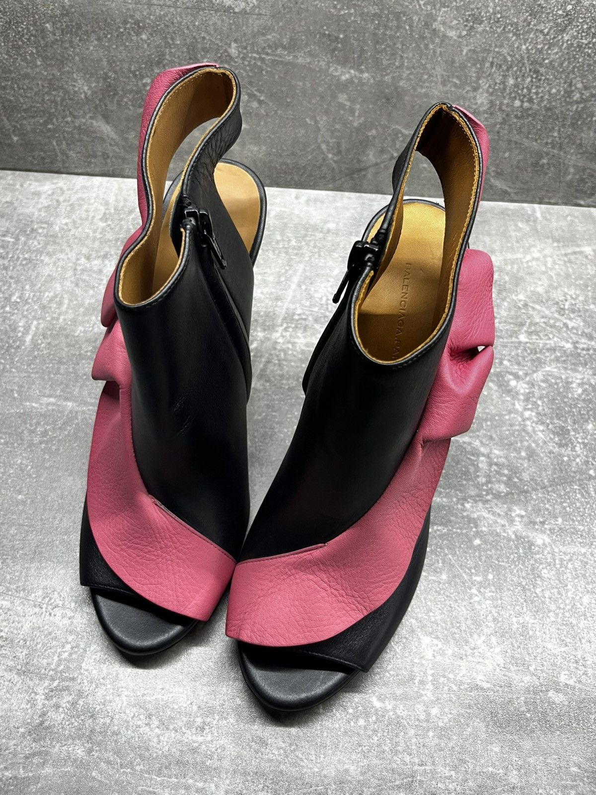 Balenciaga Balenciaga Made in Italy dress heels black/ pink rufle Size US 7 / IT 37 - 2 Thumbnail