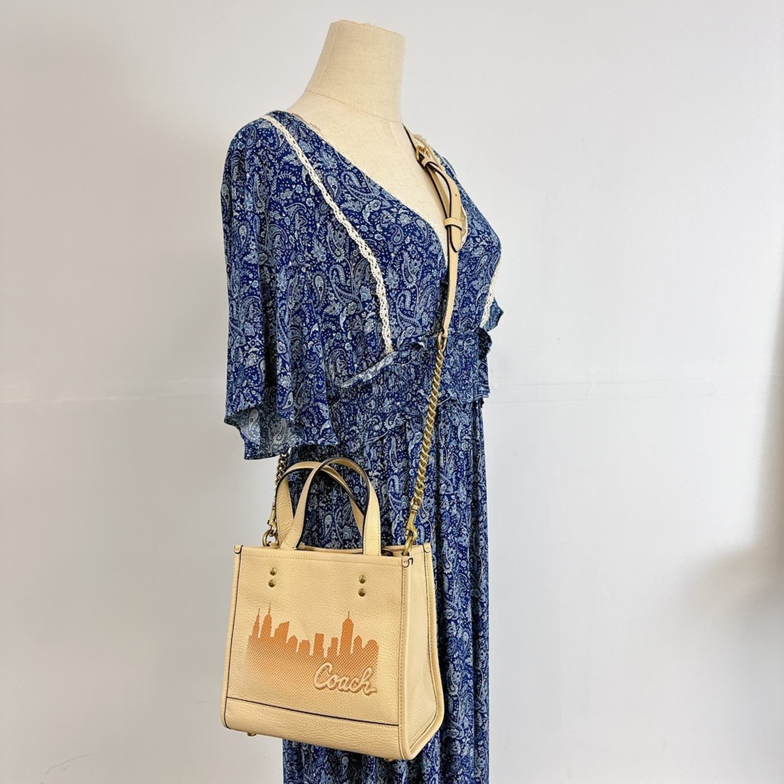 image of Coach C6494 X Jennifer Lopez Dempsey Tote 22 With Nyc Skylin in White, Women's