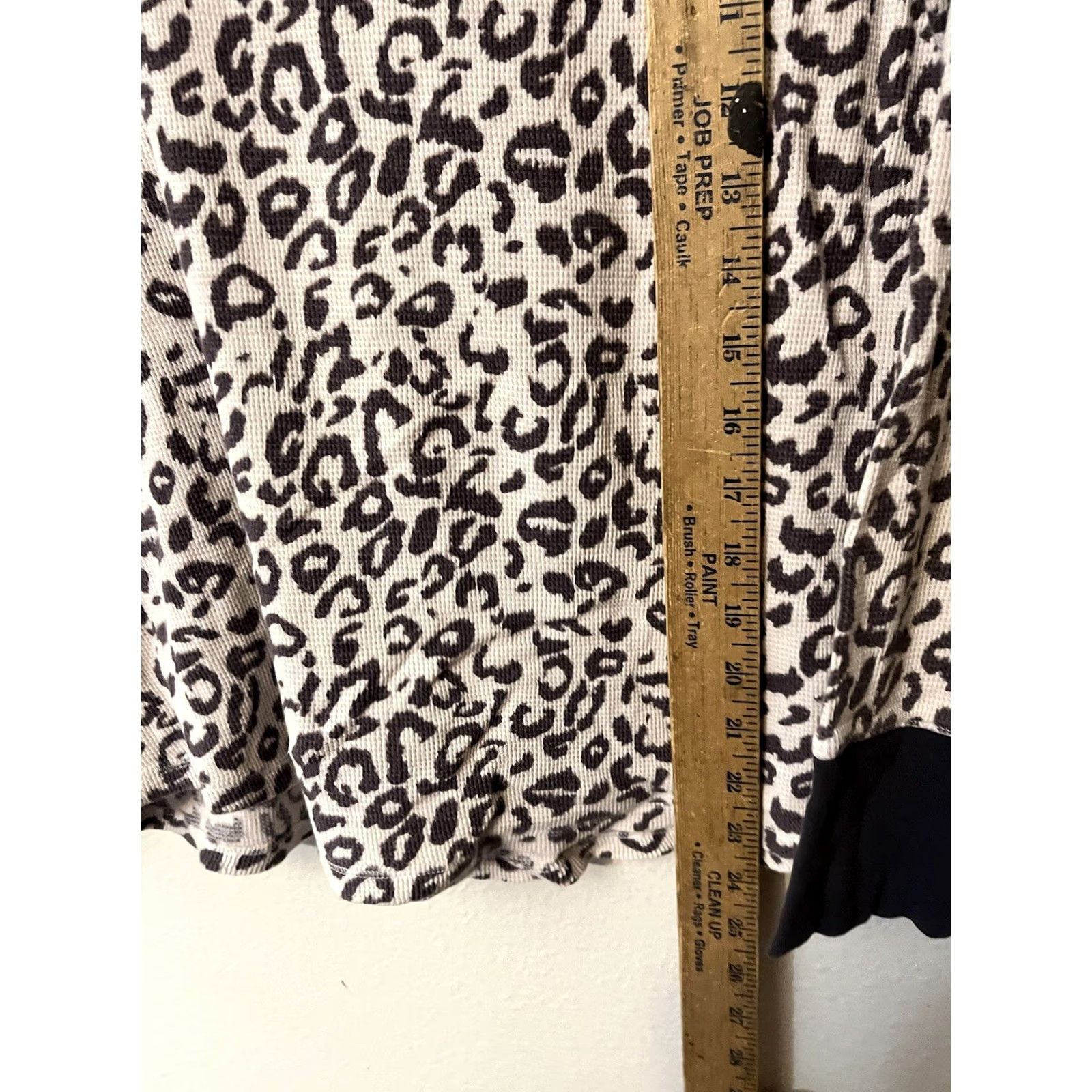 Victoria's Secret Victoria's Secret Shirt Womens Large Gray Long Sleeve Henley Animal Print Top Size L / US 10 / IT 46 - 4 Thumbnail