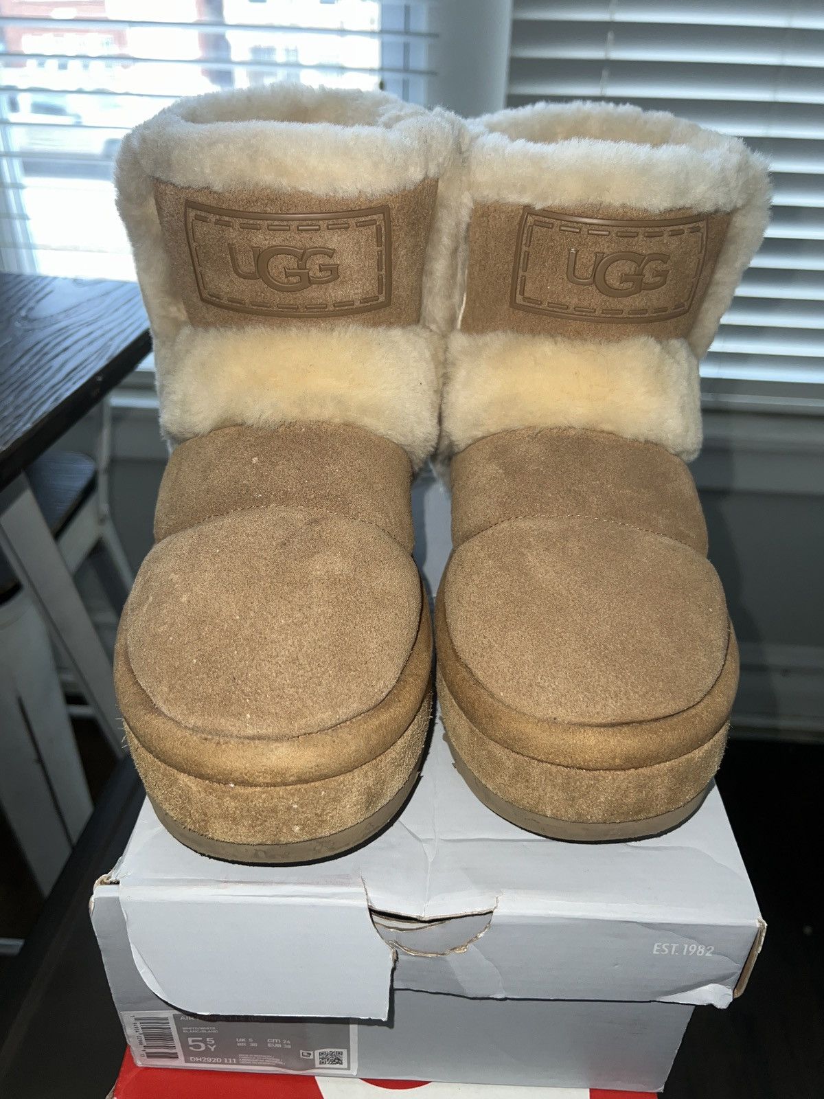 Ugg Woman’s Classic Chillapeak Ugg Boot Size US 7 / IT 37 - 1 Thumbnail