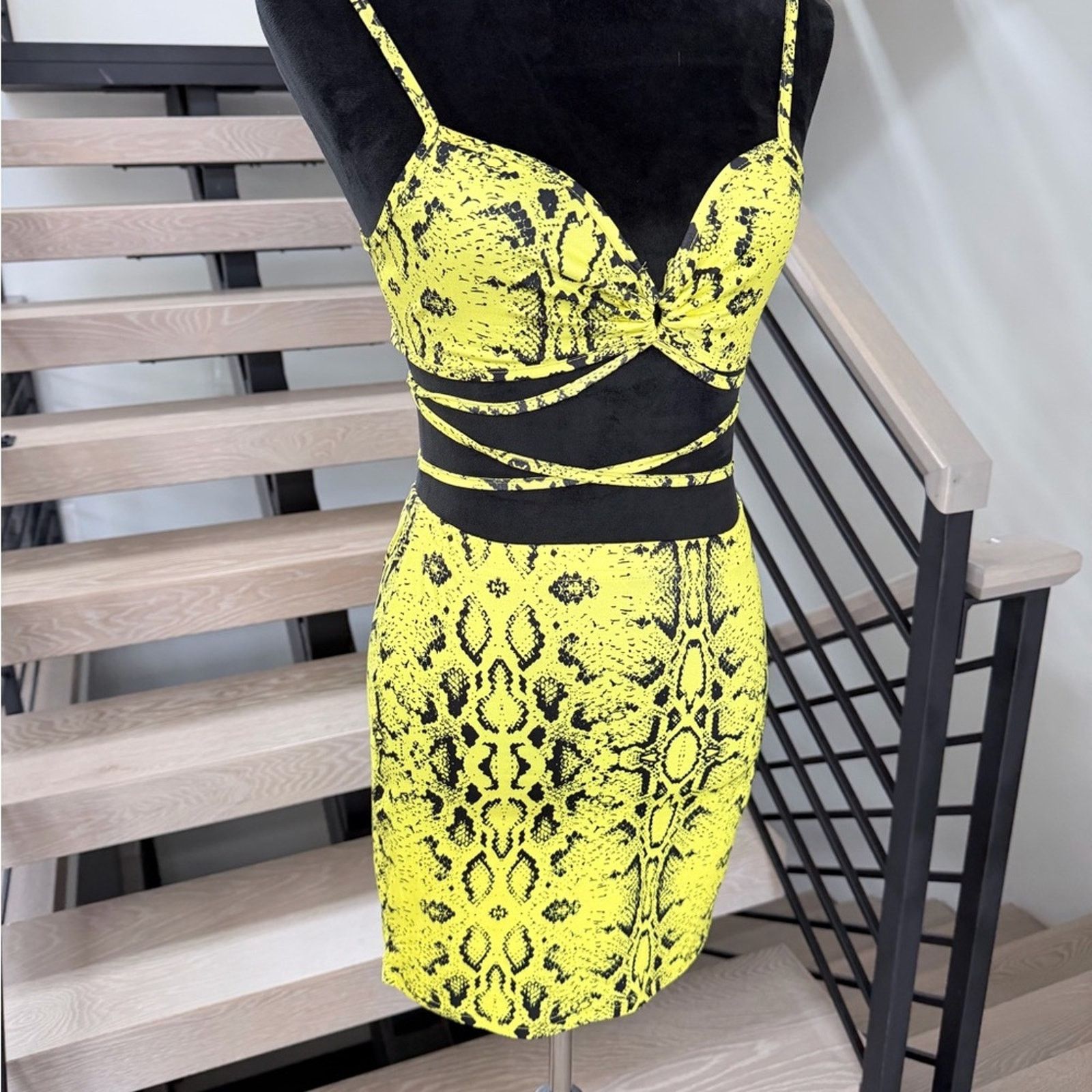 Other New Y2K Yellow Snakeskin Print Tie Front Skirt Set size S Size 25" / US 0 / IT 36 - 8 Thumbnail