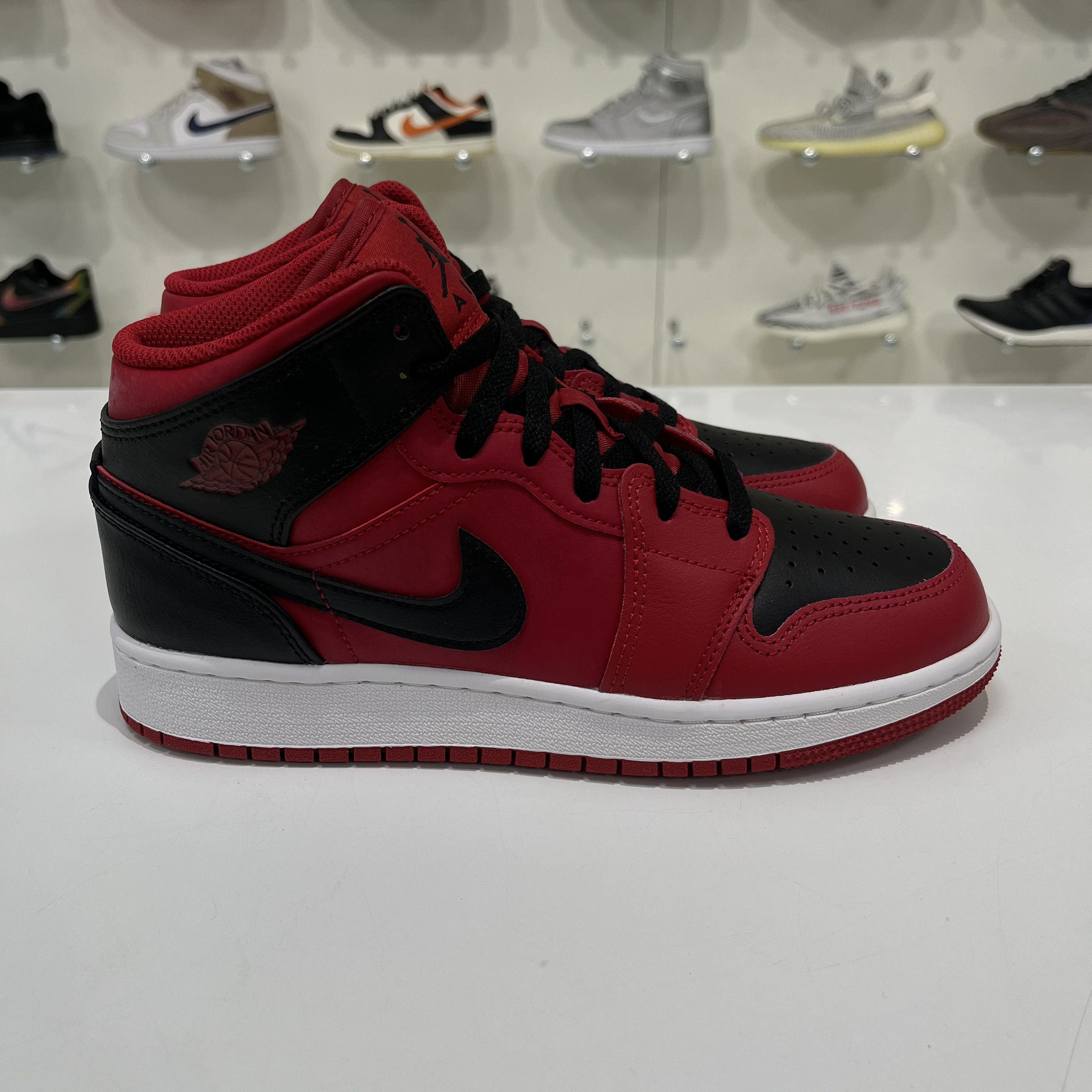 Nike Air jordan 1 Mid reverse Bred 2021 (GS) Size US 5.5 / EU 38 - 4 Thumbnail