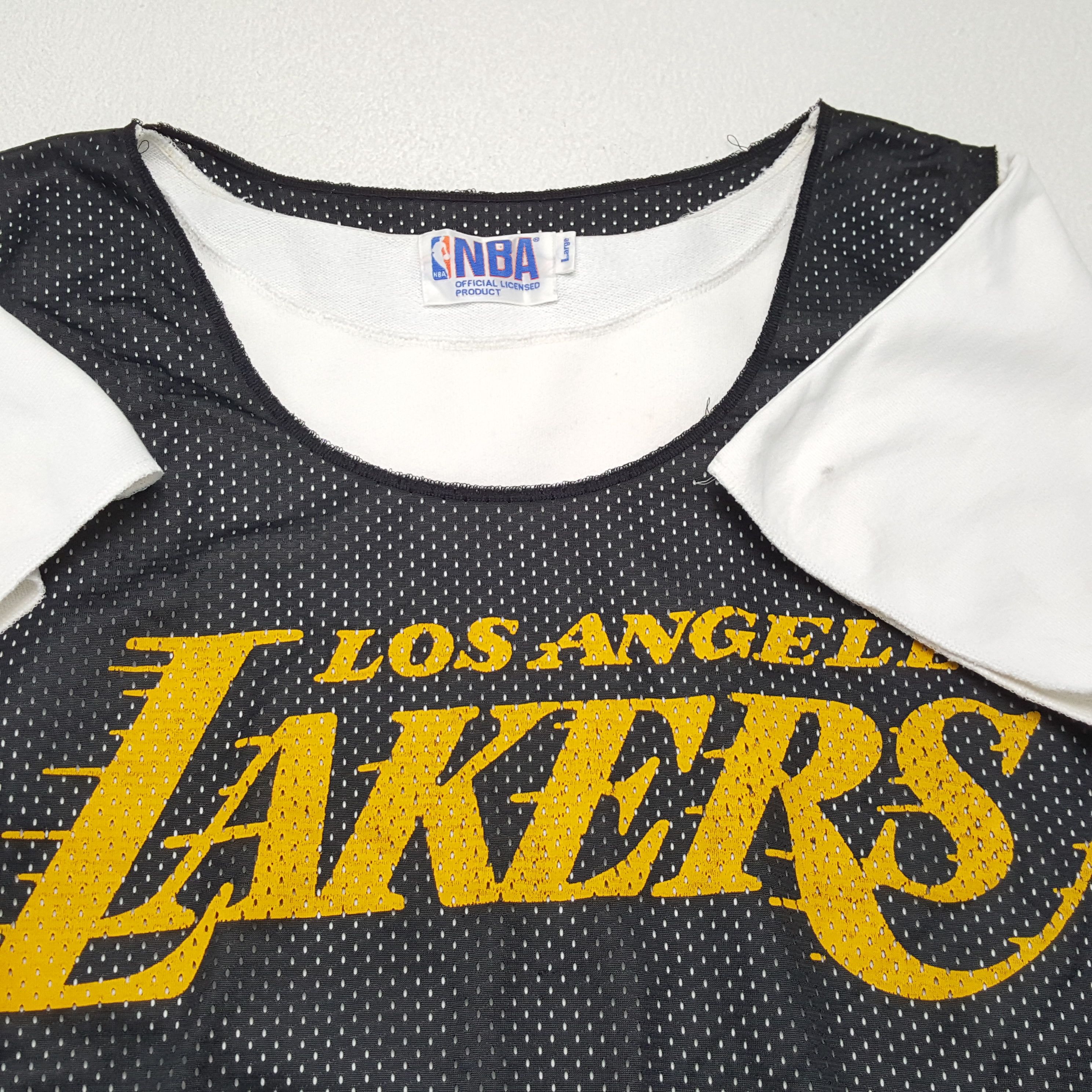 LOS ANGELES LAKERS Basketball Team Rare Tshirt