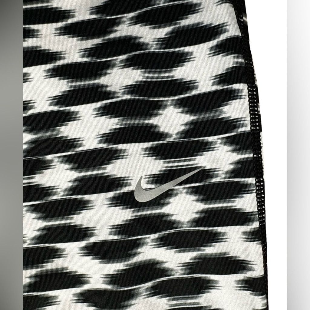 Nike NIKE Dri-Fit Relay Reflective Crop Legging Womens Size S. Size 24" / US 00 / IT 34 - 4 Thumbnail