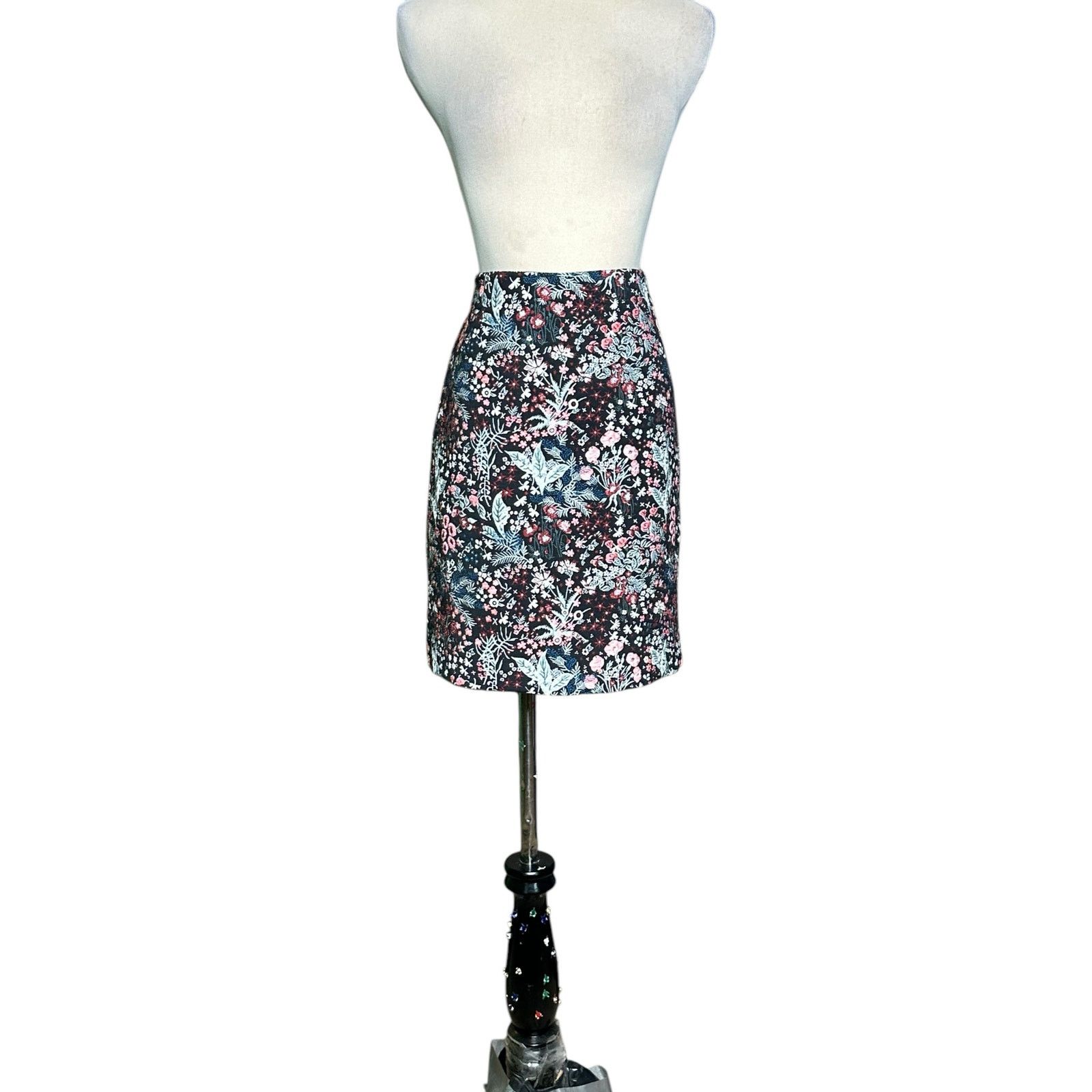 H&M H&M black red floral jacquard mini skirt size 6 Size 28" / US 6 / IT 42 - 15 Thumbnail