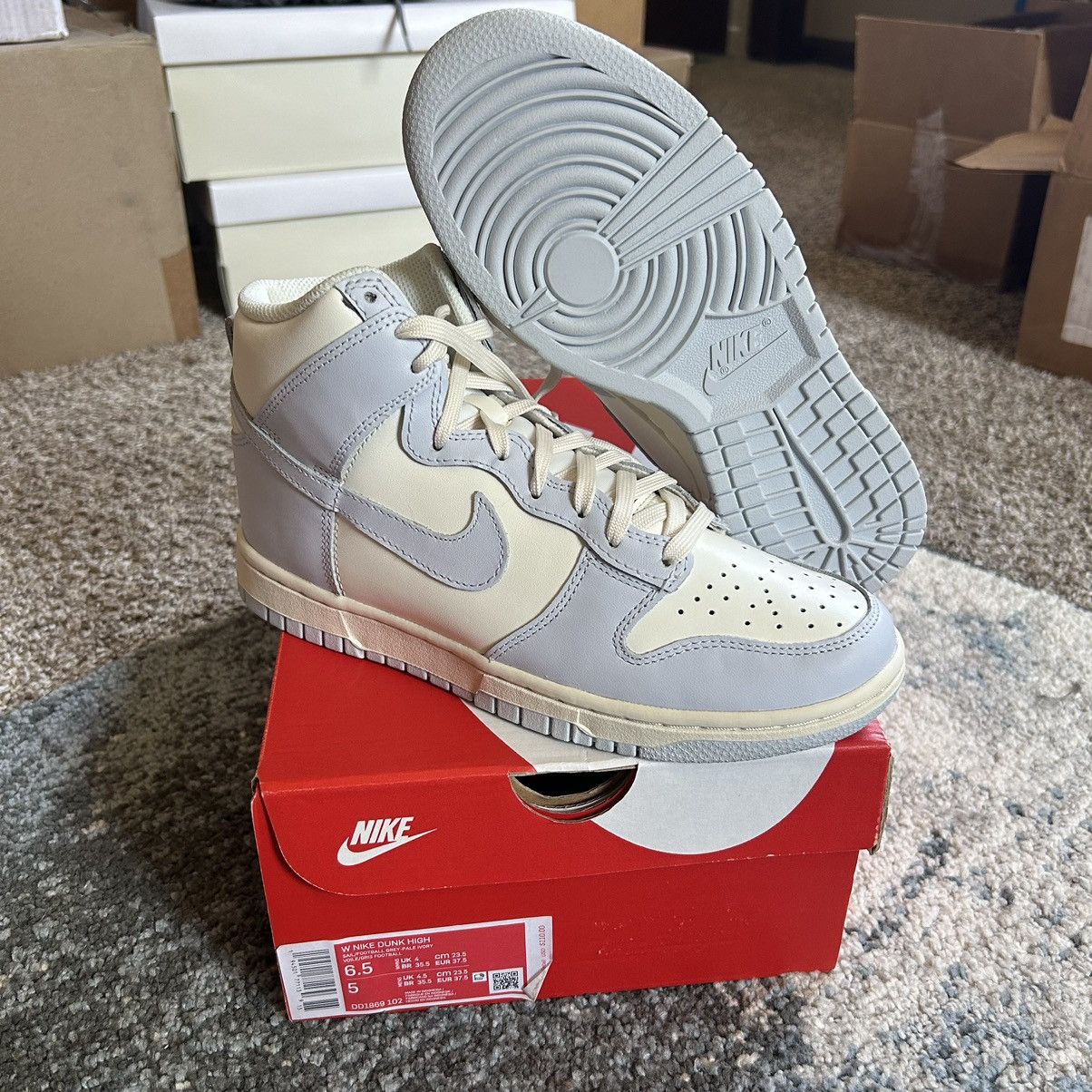 DD1869-102 NiKE DUNK HiGH FOOTBALL GREY SAiL PALE iVORY
