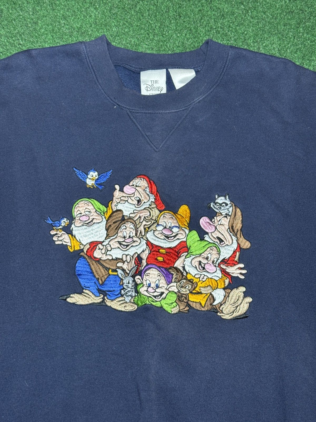 Disney Vintage 90s Disney Dwarves Snow White Retro Movie Sweatshirt Size L / US 10 / IT 46 - 2 Thumbnail