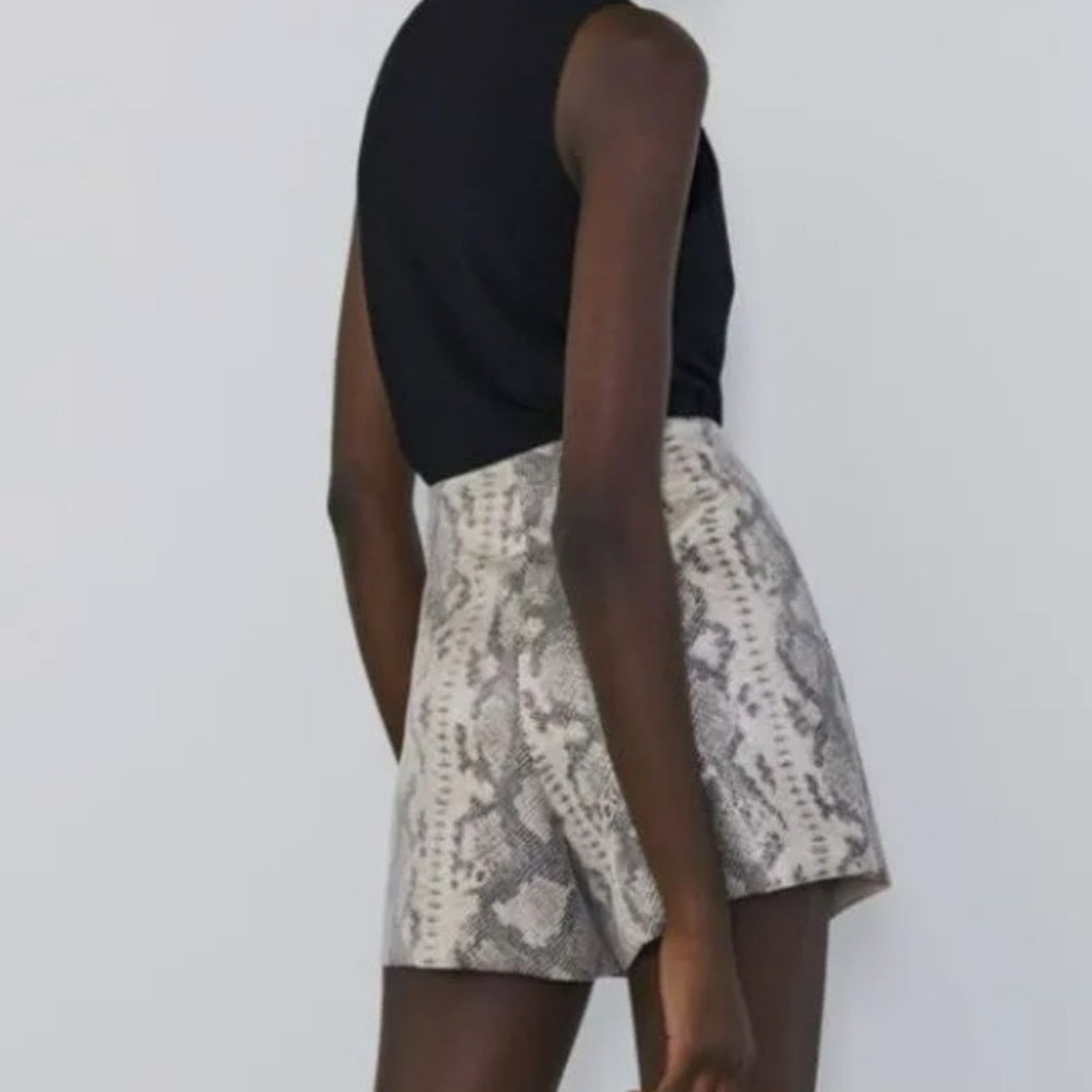 Zara Zara Cream & Gray Snakeskin Print Belted Faux Wrap Skort S Size 26" / US 2 / IT 38 - 2 Thumbnail