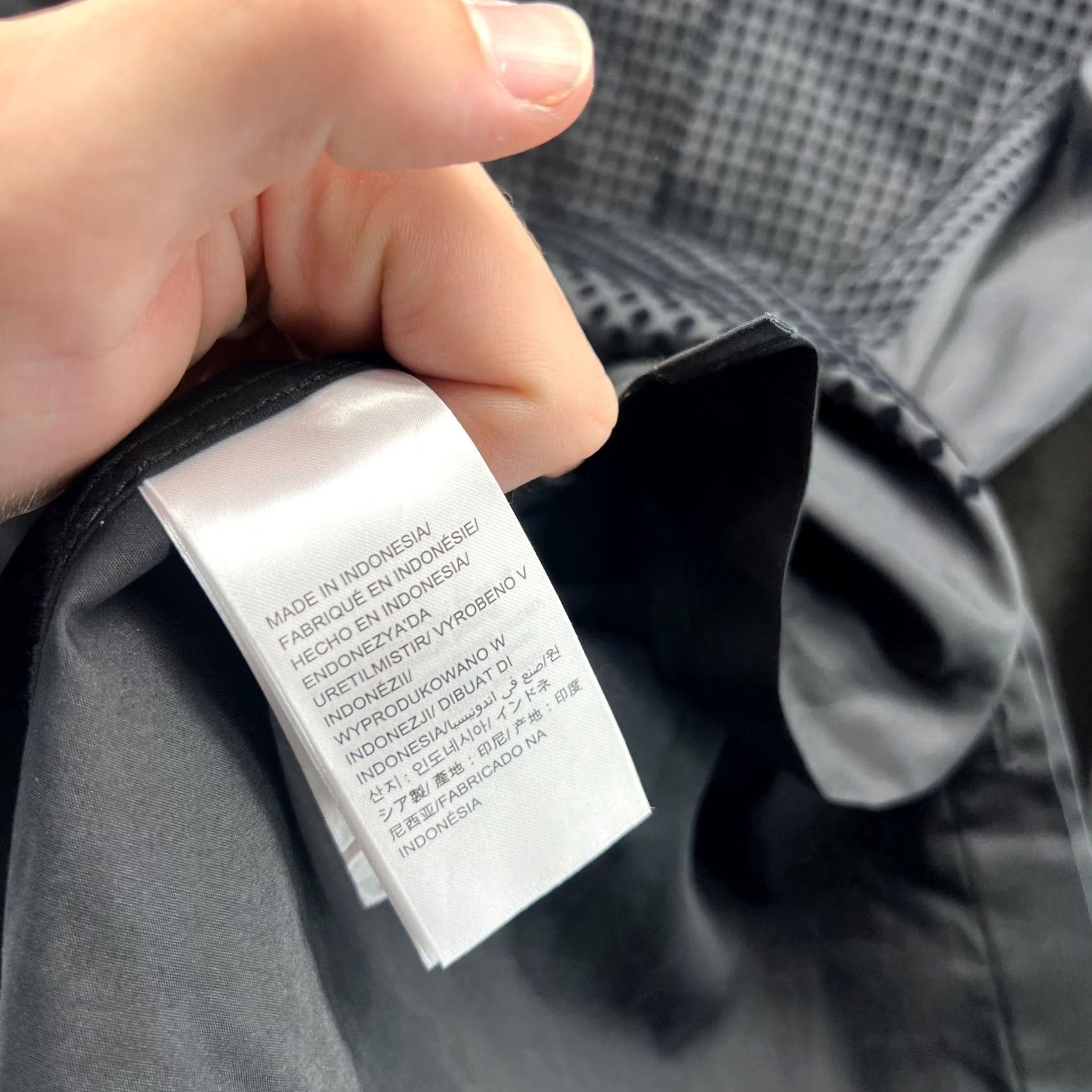 Calvin Klein VINTAGE Calvin Klein Shirt Men Large Black Button-Down Slim Embellished Cap Casual Formal Workwear 46 in Chest Women? Size US L / EU 52-54 / 3 - 5 Thumbnail
