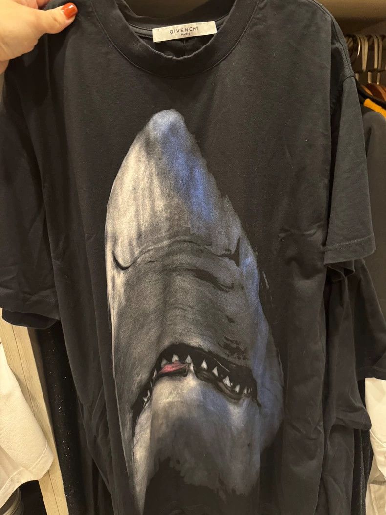 Givenchy Givenchy Classic Shark Short Sleeve T-Shirt 2505-Nextarrow Size US XS / EU 42 / 0 - 1 Thumbnail