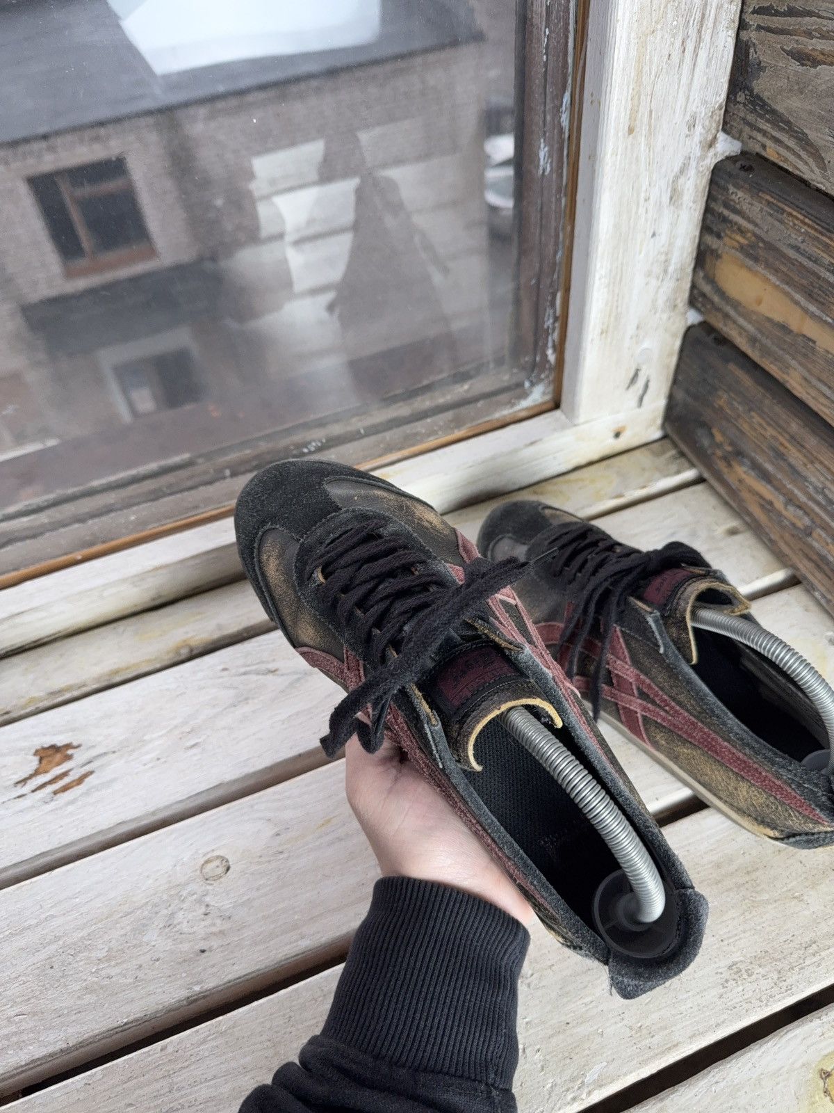 Onitsuka Tiger Onitsuka Tiger Distressed Low-Top Sneakers Black Red US 8 Size US 8 / EU 41 - 6 Thumbnail