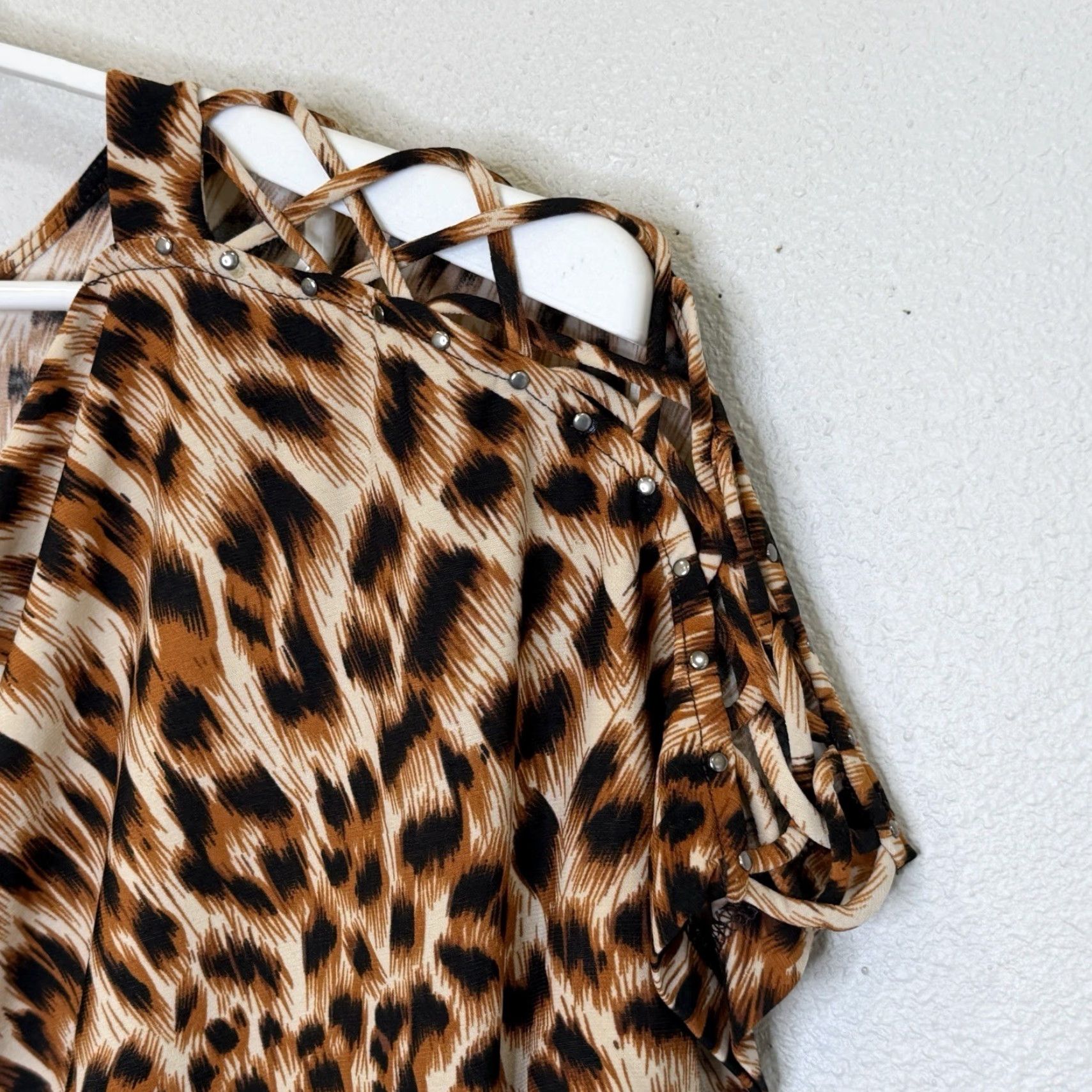 Vintage VINTAGE Attitudes by Renee Animal Print Top Womens Medium Short Sleeve Global Illusions Boat Cowl Neck Studded Detail on the Shoulders Blouse Size S / US 4 / IT 40 - 2 Thumbnail