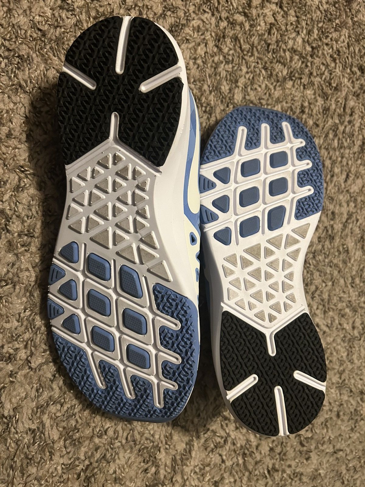 Nike Nike Men’s UNC Tar Heels Athletic Shoes Size US 10 / EU 43 - 7 Thumbnail