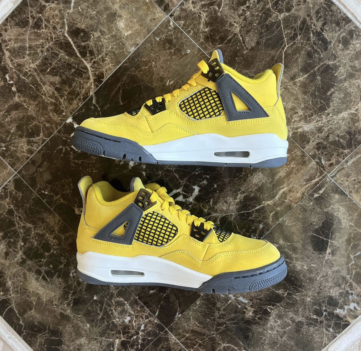 Jordan Brand Air Jordan 4 Retro GS “Lightning” 2021 size 5.5Y Size US 5.5 / EU 38 - 3 Thumbnail