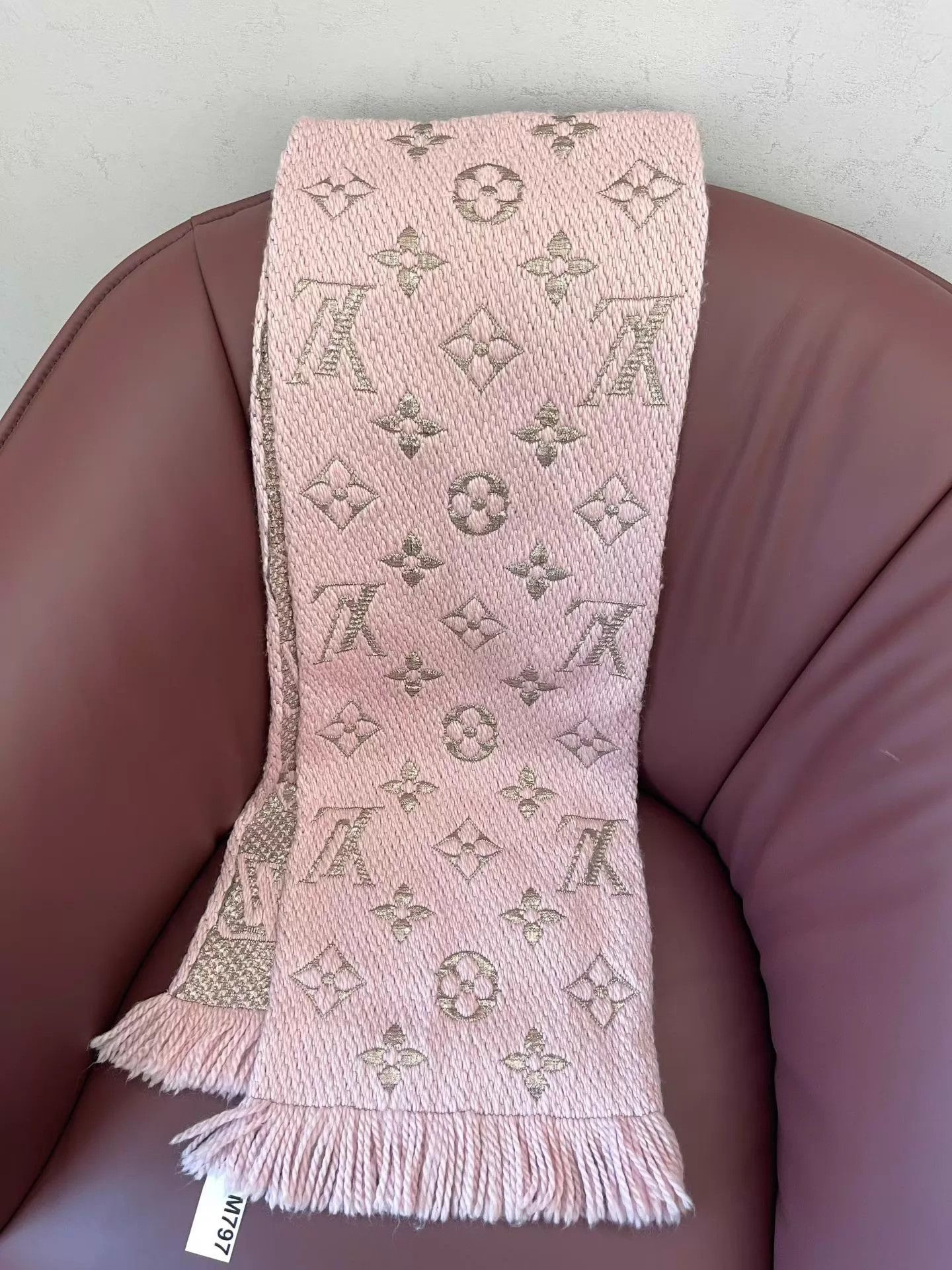 Louis Vuitton LV Pink Silver Threads Knit Scarf M797 MINT 160x30 Size ONE SIZE - 1 Thumbnail