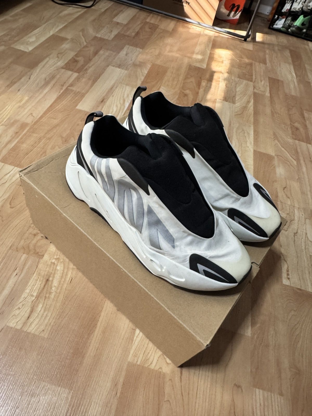 Yeezy Boost 700 MNVN Laceless 'Analog'