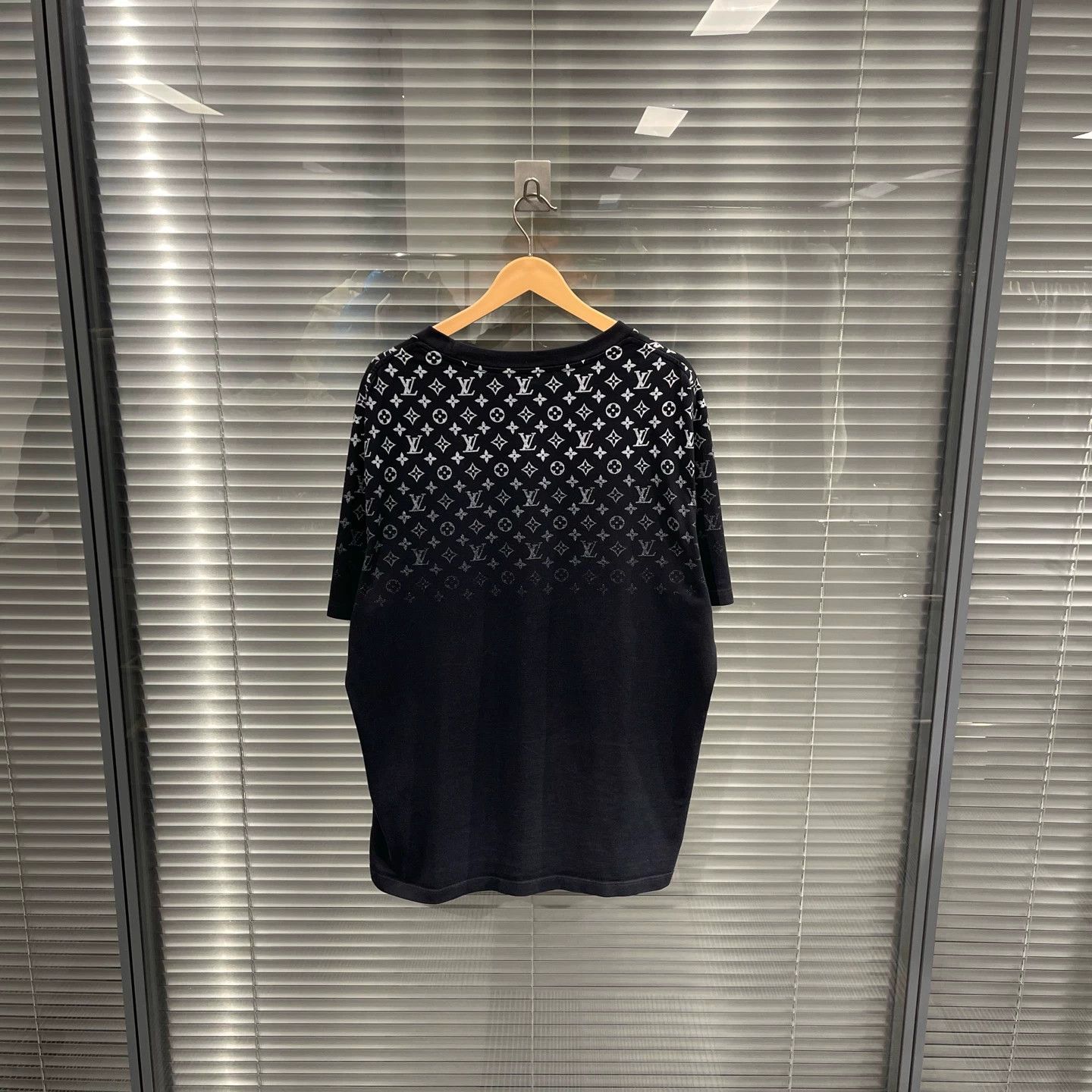 Louis Vuitton LV 24ss Black Gradient Short Sleeve Tee 5L Size US XXL / EU 58 / 5 - 2 Thumbnail