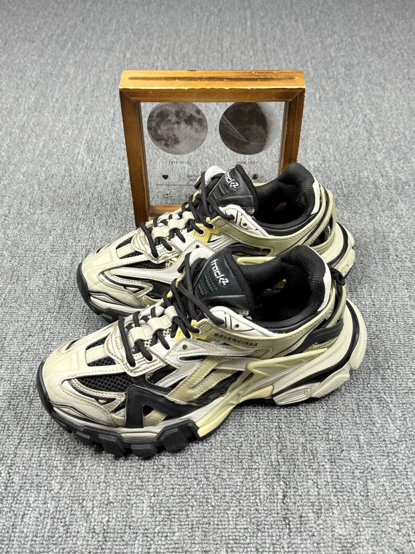 Balenciaga Balenciaga Brown Lowtop Sneakers it_37 Women Size US 7 / IT 37 - 1 Thumbnail