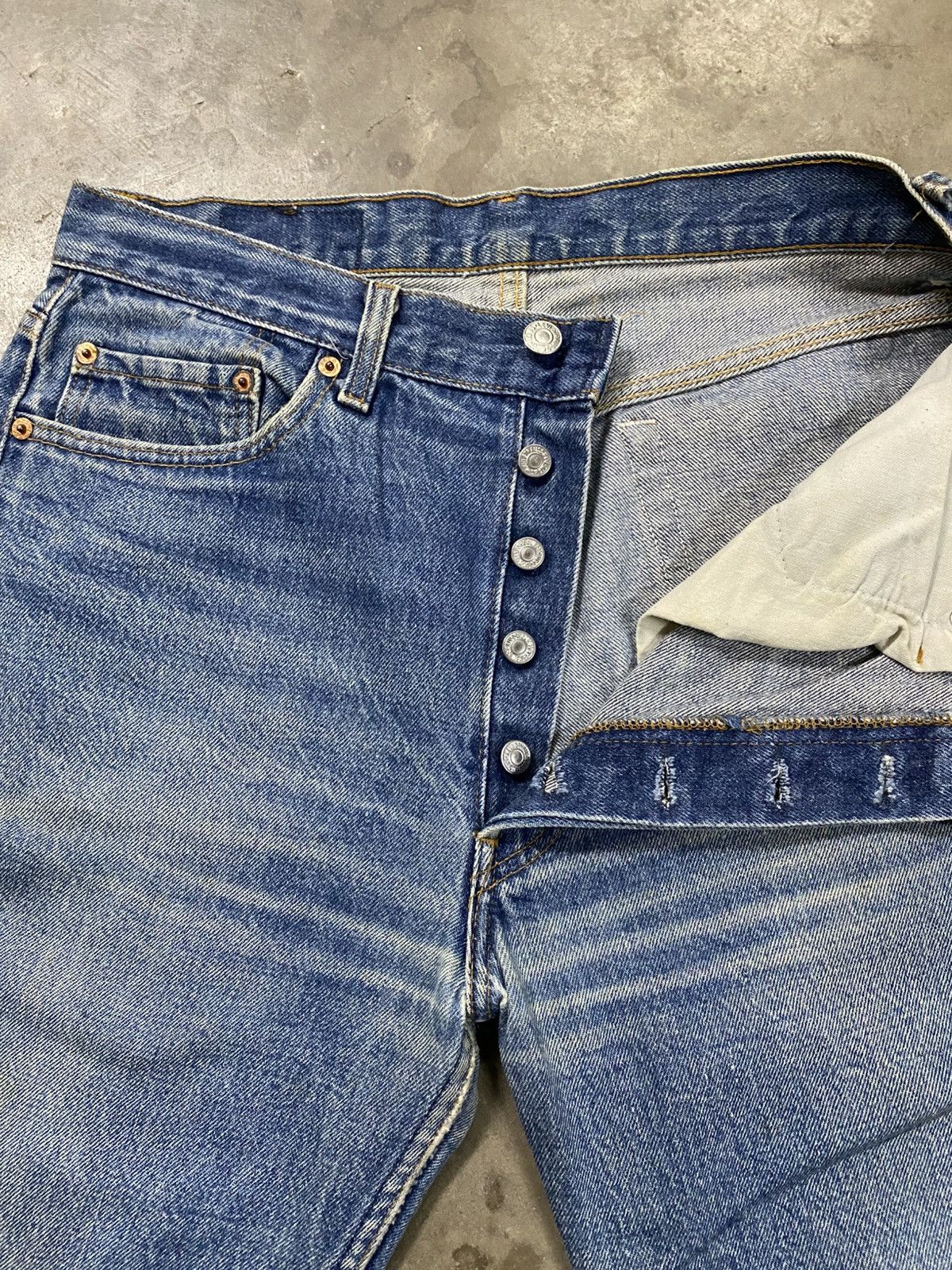 Levi's Vintage 80s Levis 501xx Stone Wash Blue Made in USA @285 Size US 32 / EU 48 - 6 Thumbnail