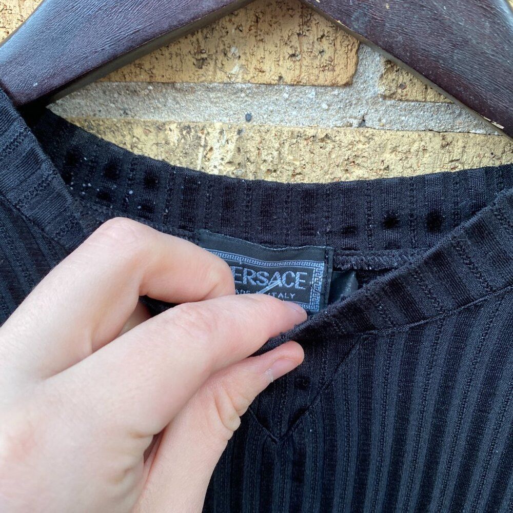 Versace Vintage 1998 Versace Ripple Knit Logo T Shirt Black Size 54 Size US L / EU 52-54 / 3 - 5 Thumbnail