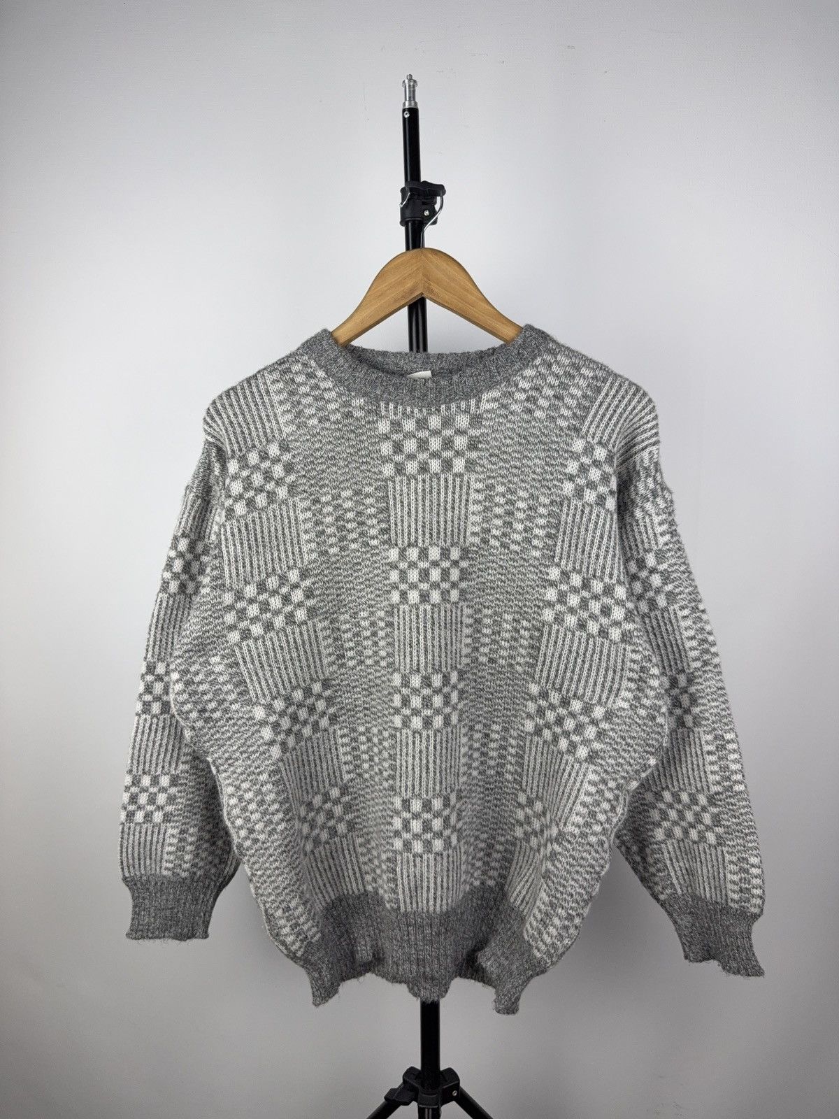 Japanese Brand Vintage 90s Avant-Garde Gray Pattern Knit Sweater Acrylic Size US M / EU 48-50 / 2 - 1 Thumbnail