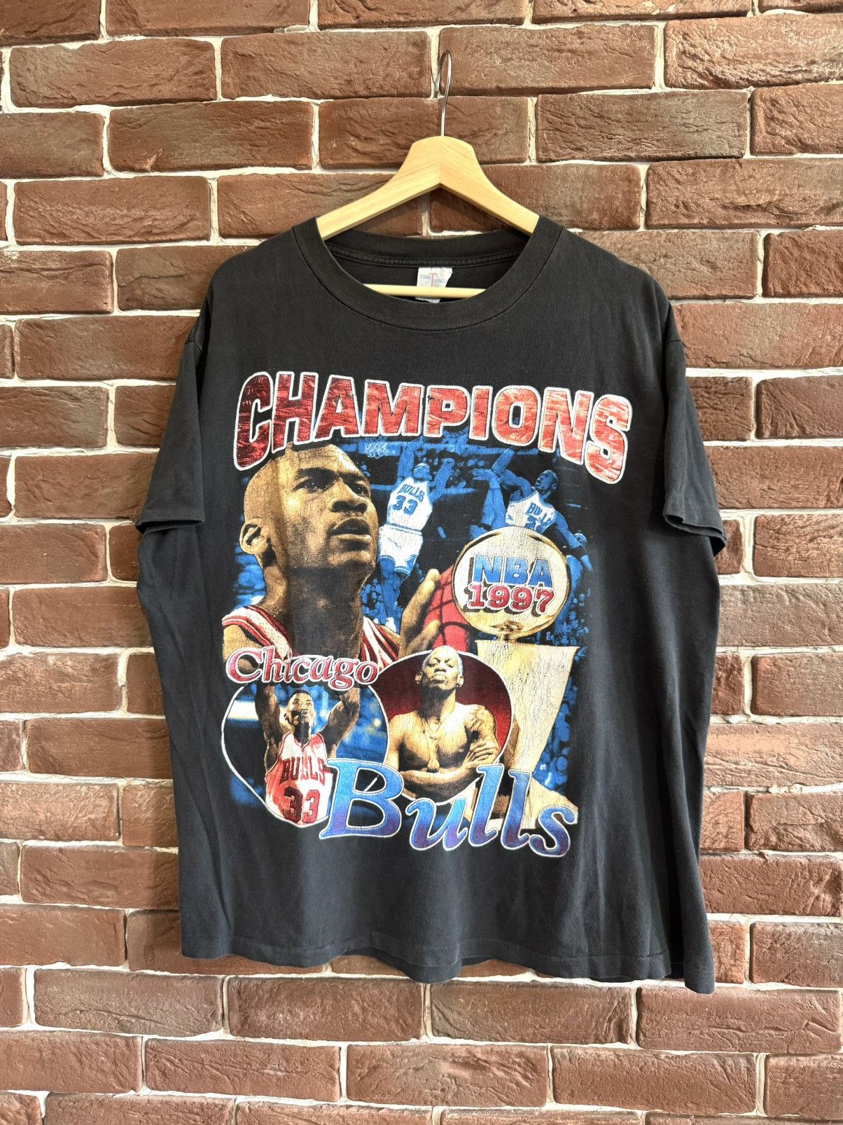 NBA Vintage 90s Chicago Bulls 1997 Championship Rap Tee Size US XL / EU 56 / 4 - 1 Thumbnail