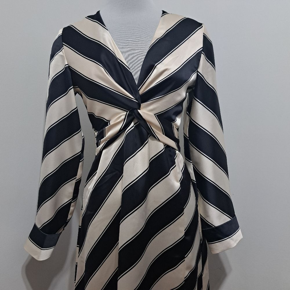 H&M H&M Twist Detail V-Neck Satin Dress Size XS Cream/ Black Size XS / US 0-2 / IT 36-38 - 12 Thumbnail