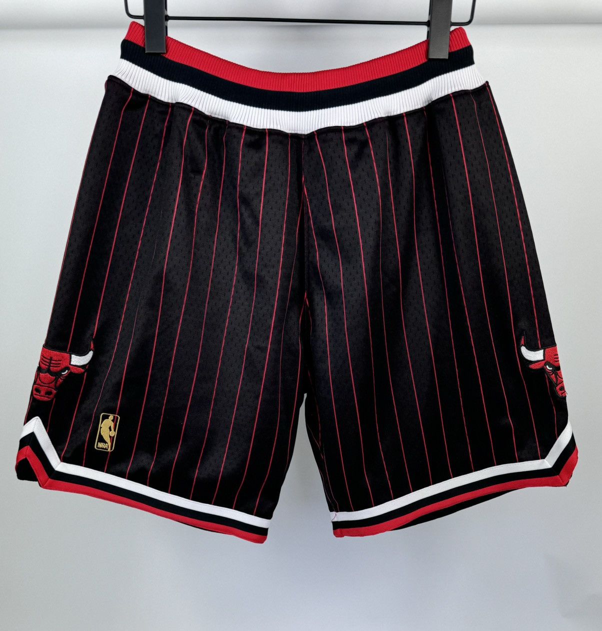 Mitchell & Ness LOGO NBA CHICAGO BULLS BASKETBALL SHORTS Size US 32 / EU 48 - 1 Thumbnail